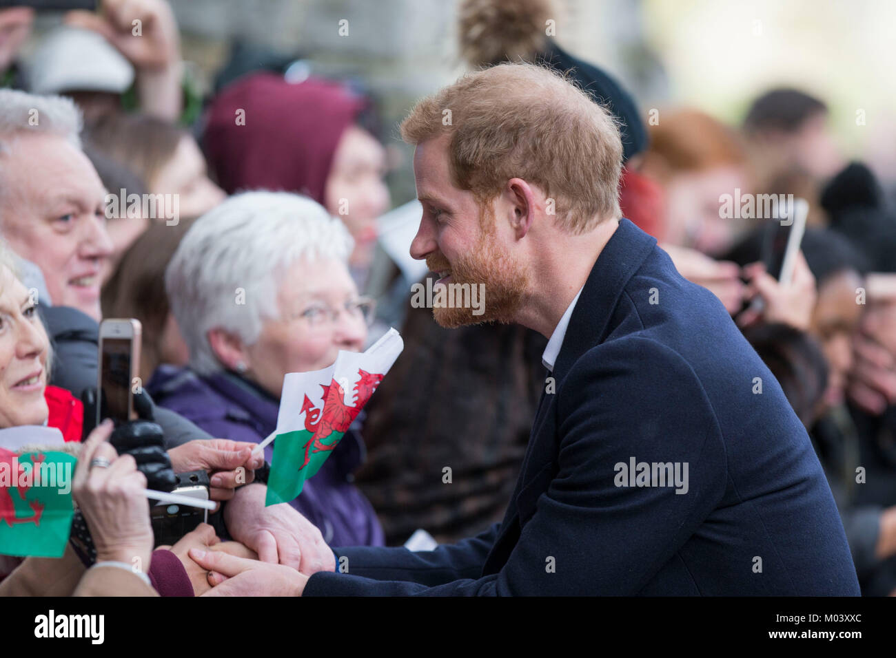 Cardiff, Wales, UK, 18 janvier 2018. Le prince Harry salue la foule à son arrivée au château de Cardiff. Credit : Mark Hawkins/Alamy Live News Banque D'Images