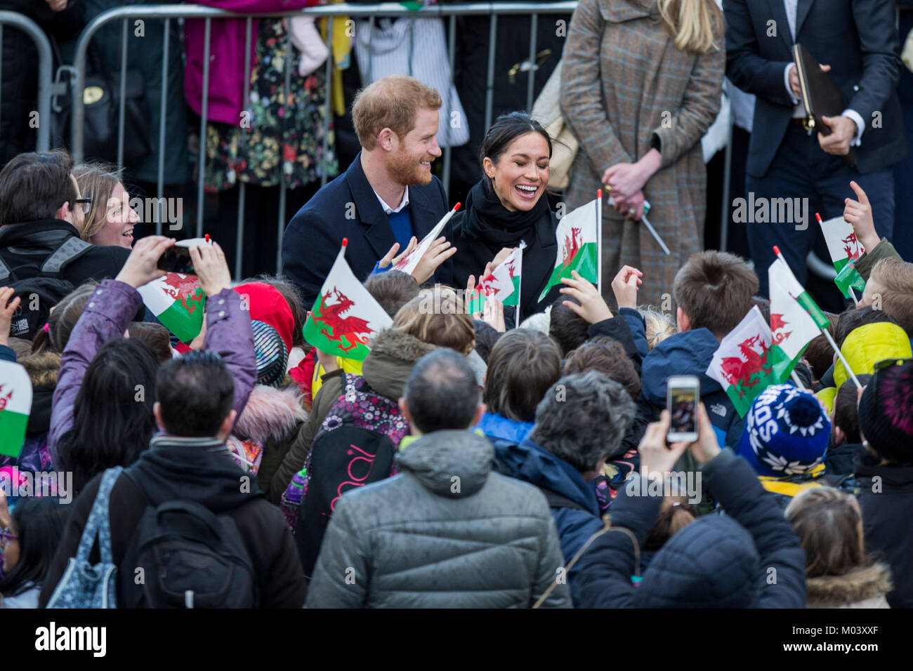 Cardiff, Wales, UK, 18 janvier 2018. Le prince Harry et son fiancé Meghan Markle greet écoliers lors de leur arrivée au château de Cardiff. Credit : Mark Hawkins/Alamy Live News Banque D'Images