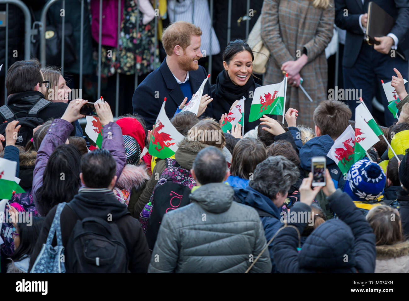 Cardiff, Wales, UK, 18 janvier 2018. Le prince Harry et son fiancé Meghan Markle greet écoliers lors de leur arrivée au château de Cardiff. Credit : Mark Hawkins/Alamy Live News Banque D'Images