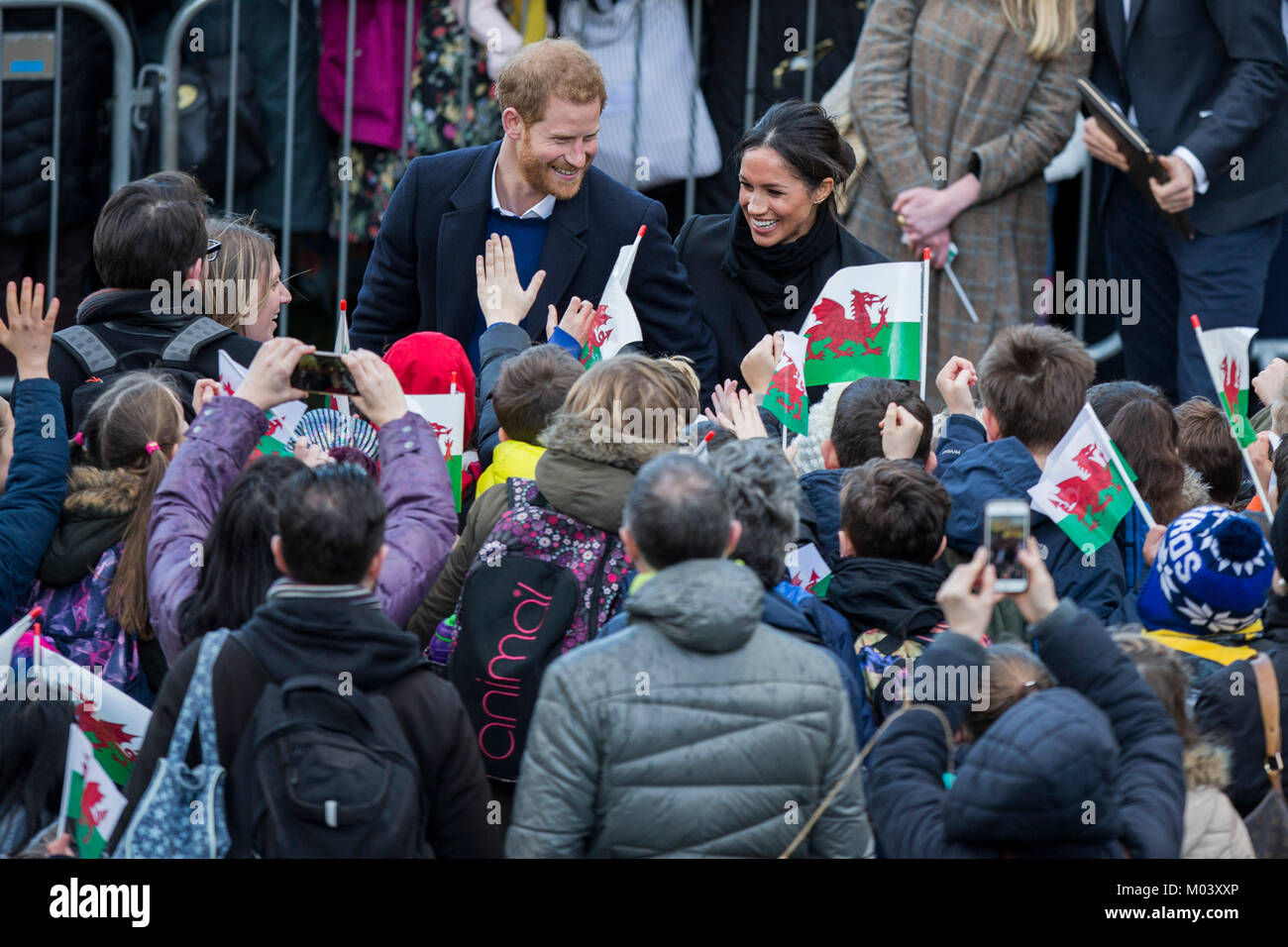 Cardiff, Wales, UK, 18 janvier 2018. Le prince Harry et son fiancé Meghan Markle greet écoliers lors de leur arrivée au château de Cardiff. Credit : Mark Hawkins/Alamy Live News Banque D'Images