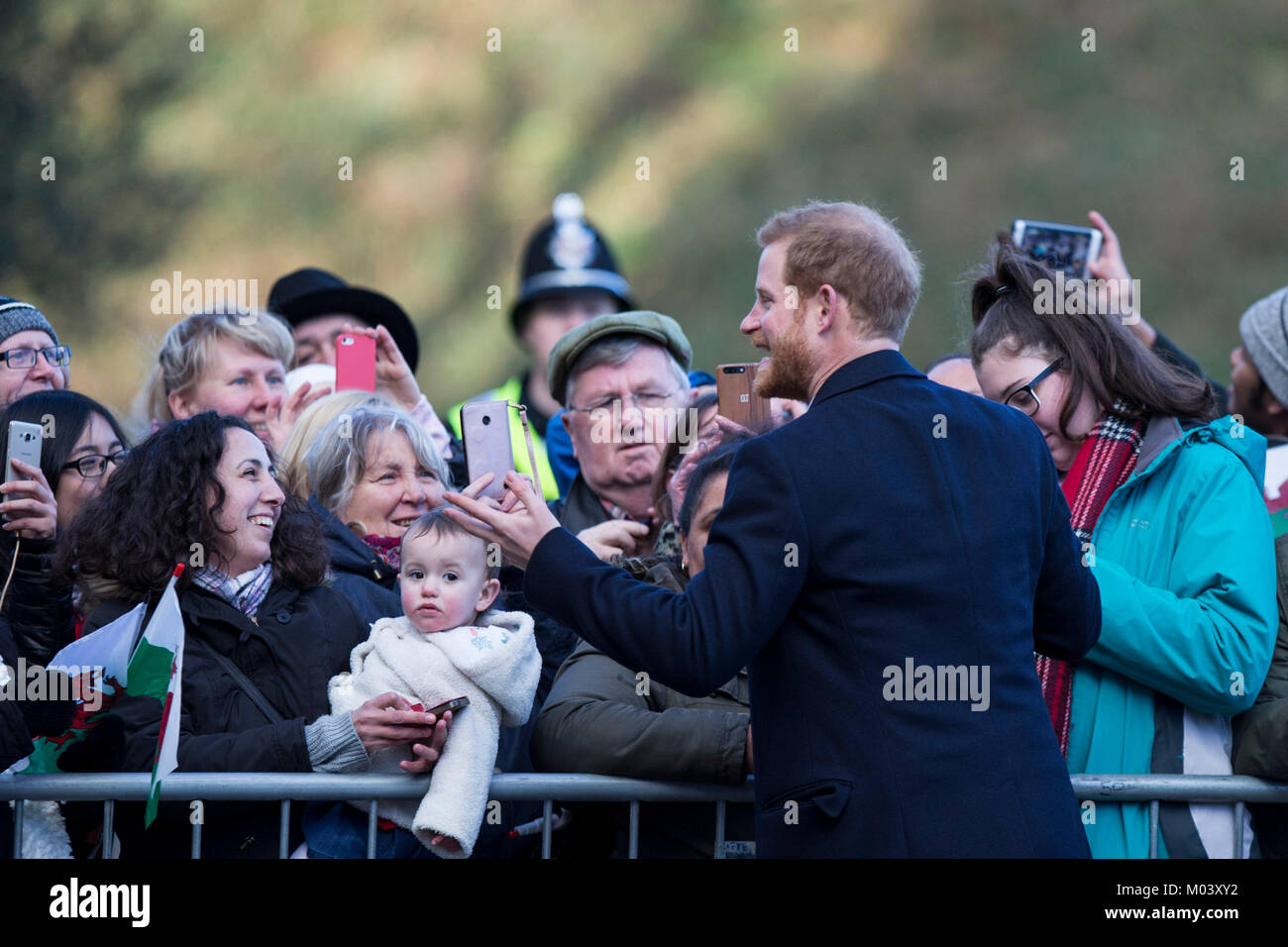 Cardiff, Wales, UK, 18 janvier 2018. Le prince Harry salue la foule à son arrivée au château de Cardiff. Credit : Mark Hawkins/Alamy Live News Banque D'Images