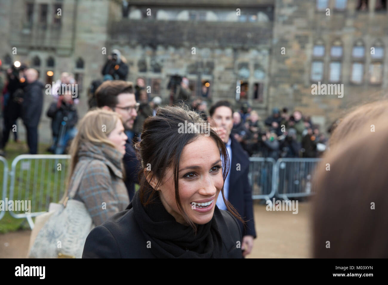 Cardiff, Wales, UK. 18 janvier, 2018. Le prince Harry et Mme Meghan Markle greeting fans comme ils visitent le château de Cardiff. Credit : Sian Reekie/Alamy Live News Banque D'Images