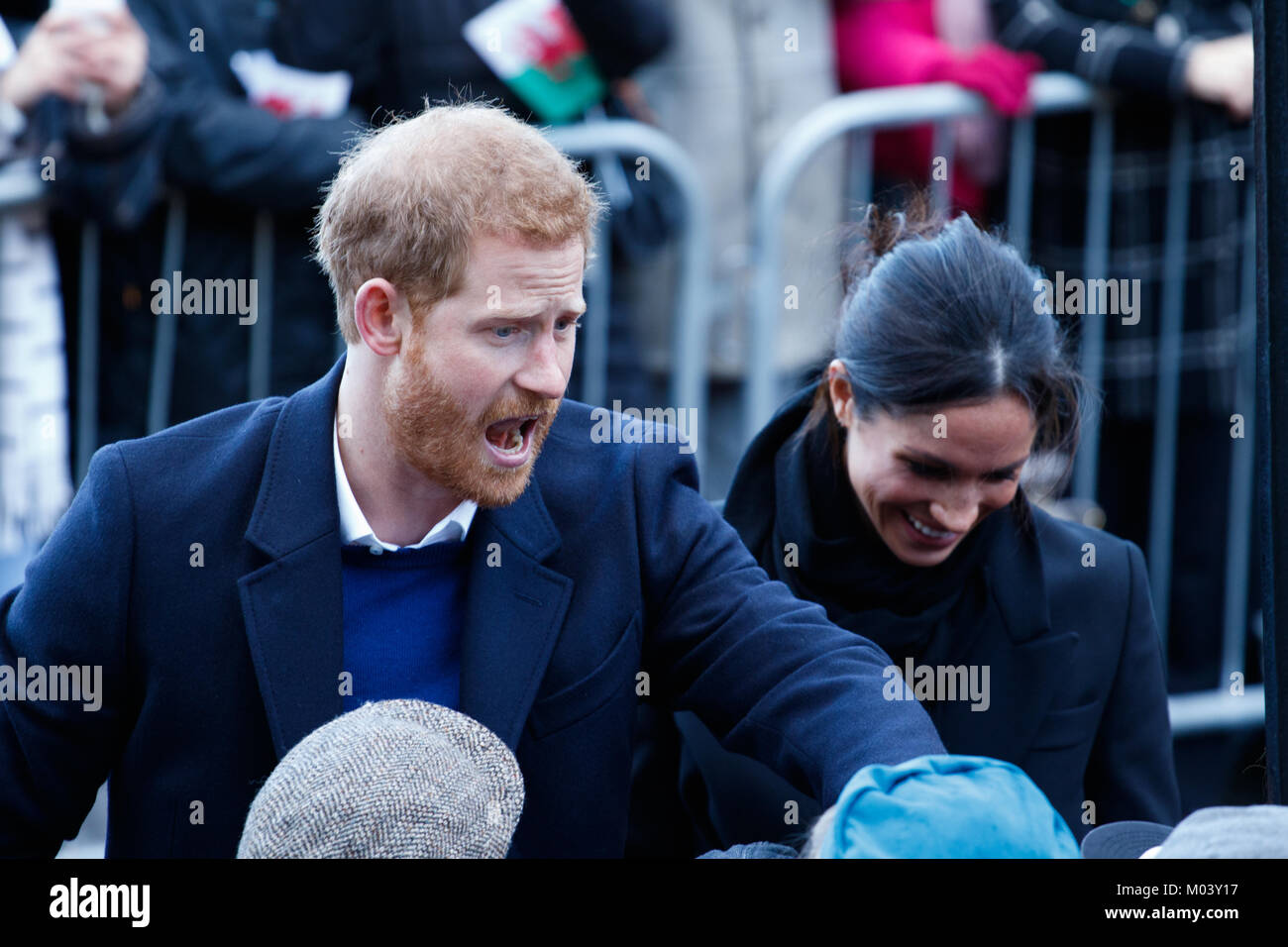 Le Château de Cardiff, Pays de Galles, Royaume-Uni. 18 janvier, 2017. Le prince Harry et Meghan Markle visiter le château de Cardiff aujourd'hui pour une foule. Le couple est mettre en valeur la richesse de la culture et du patrimoine du pays de Galles. Crédit : Andrew Bartlett/Alamy Live News Banque D'Images