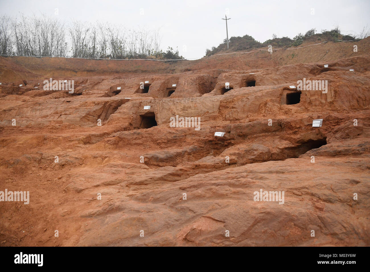 Chengdu. 18 janvier, 2018. Photo prise le 18 janvier 2018 montre cliff cave de sépulture dans la ville 1 Beilin de Chengdu, capitale du sud-ouest de la province chinoise du Sichuan. Plus de 200 sépultures grotte datant de la dynastie Han et période Wei-Jin (206 av. J.-C.-420 après J.-C.) ont été trouvés sur de hautes falaises donnant sur la rivière Jinjiang, qui traverse la ville. Credit : Liu Kun/Xinhua/Alamy Live News Banque D'Images