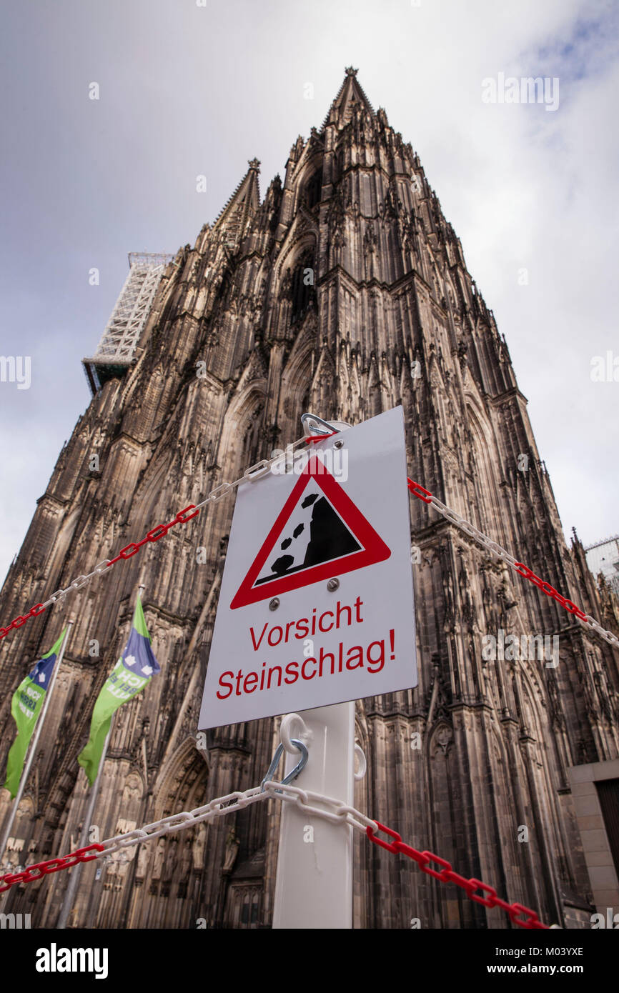 Cologne, Allemagne. 18 janvier, 2018. Au cours d'une zone autour de Friederike tempête la cathédrale est fermée, en tant que menace d'éboulement. Credit : Joern Sackermann/ Alamy Live News Banque D'Images