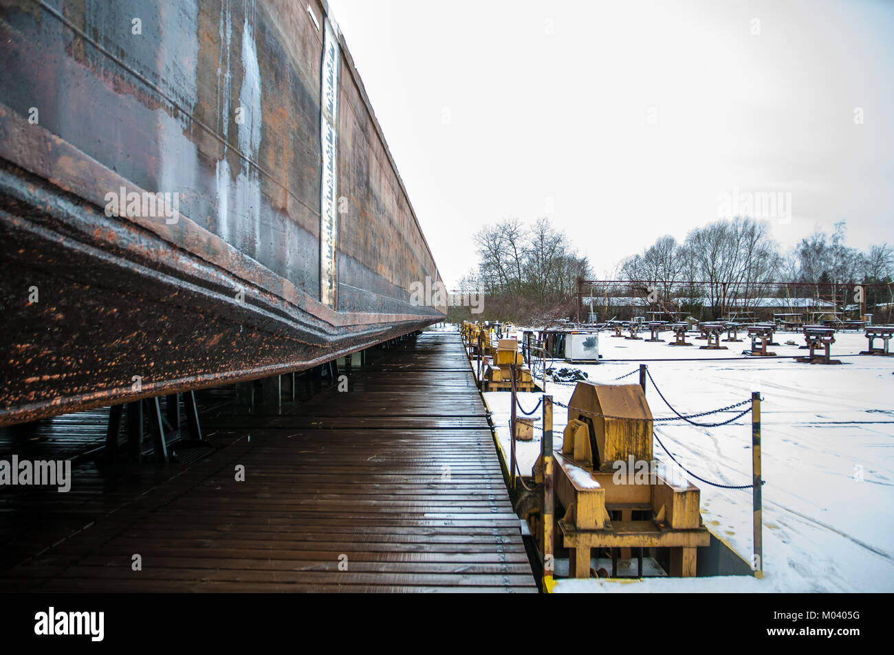 Boat Harbour, Chvaletice, République tchèque, le 18 janvier 2018, presque abandonné un port dans lequel environ 12 000 tonnes de charbon a été libéré chaque jour pour la centrale électrique locale. Sortir un navire endommagé sur une cale sèche pour réparer un trou dans la quille Crédit : Josef pliva/Alamy Live News Banque D'Images