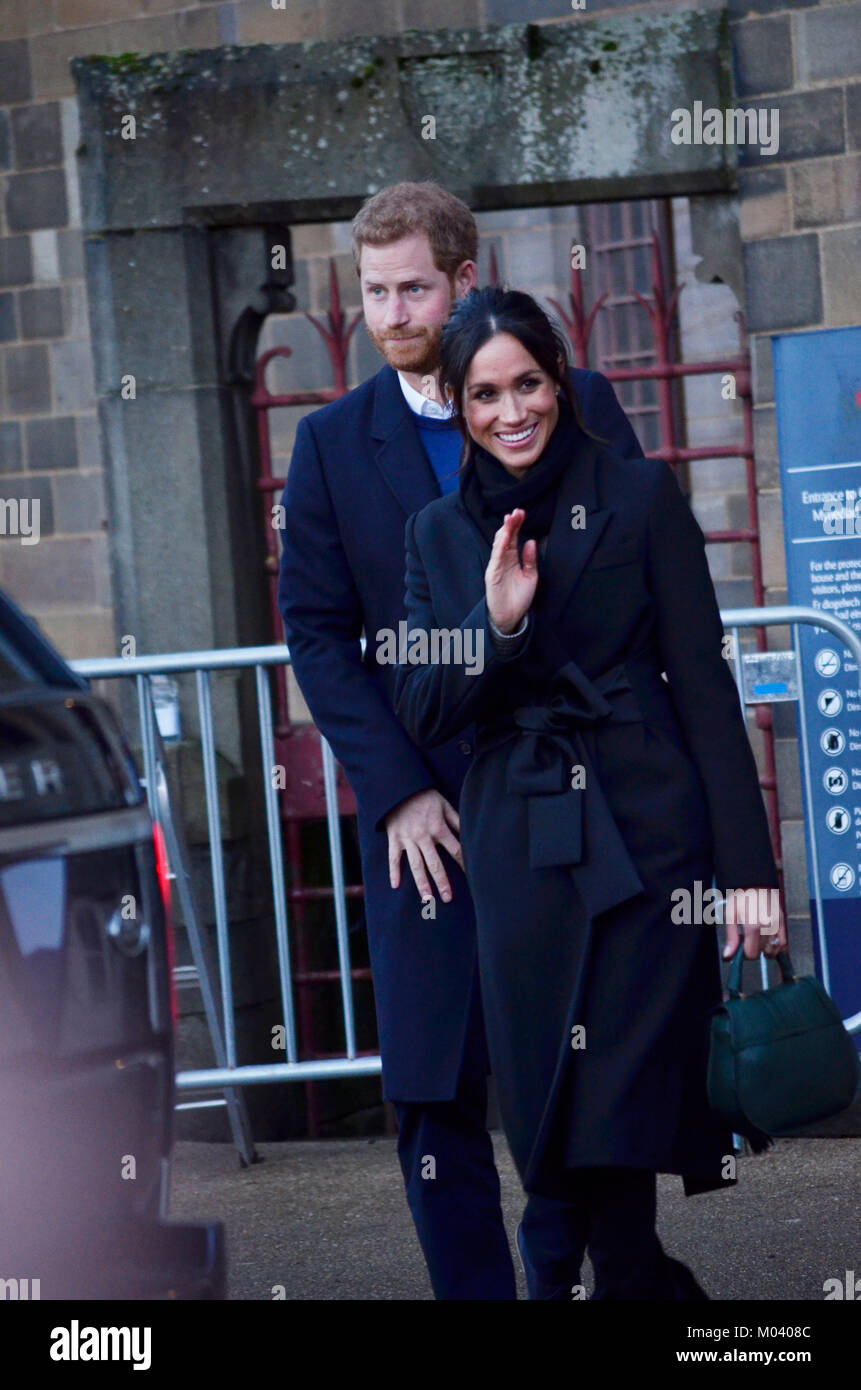 Cardiff, Royaume-Uni. 18 janvier, 2018. Le Château de Cardiff, Cardiff. 18/01/10. Son Altesse Royale le Prince Henry de Galles et Meghan Markle de quitter le château de Cardiff. Crédit photo : Bethany Shorey/Alamy Live News Banque D'Images