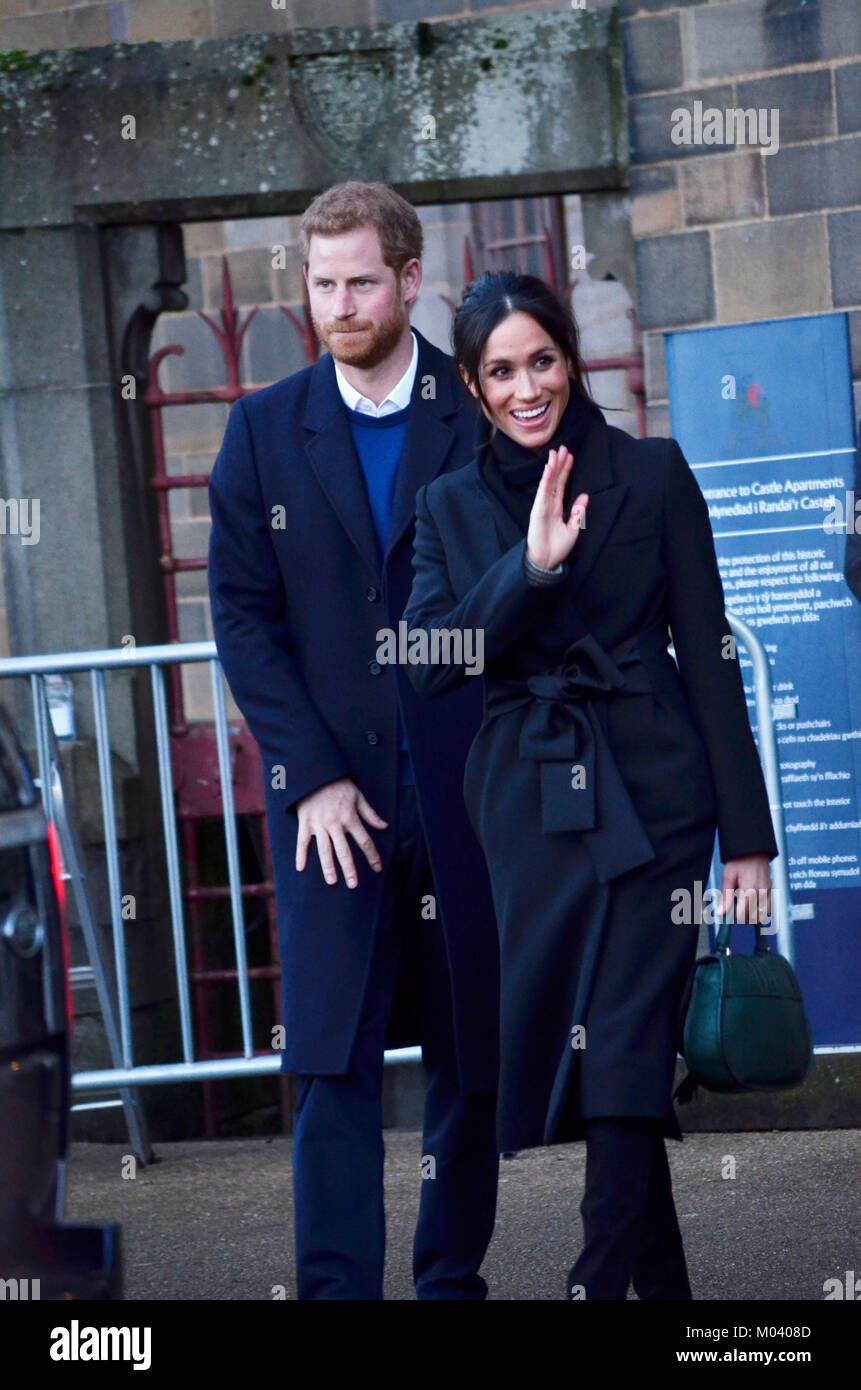 Cardiff, Royaume-Uni. 18 janvier, 2018. Le Château de Cardiff, Cardiff. 18/01/10. Son Altesse Royale le Prince Henry de Galles et Meghan Markle de quitter le château de Cardiff. Crédit photo : Bethany Shorey/Alamy Live News Banque D'Images