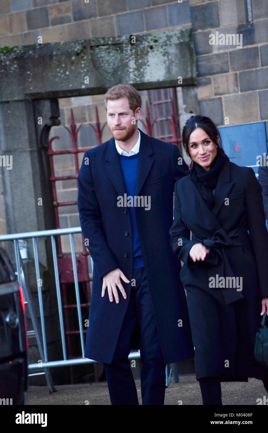 Cardiff, Royaume-Uni. 18 janvier, 2018. Le Château de Cardiff, Cardiff. 18/01/10. Son Altesse Royale le Prince Henry de Galles et Meghan Markle de quitter le château de Cardiff. Crédit photo : Bethany Shorey/Alamy Live News Banque D'Images