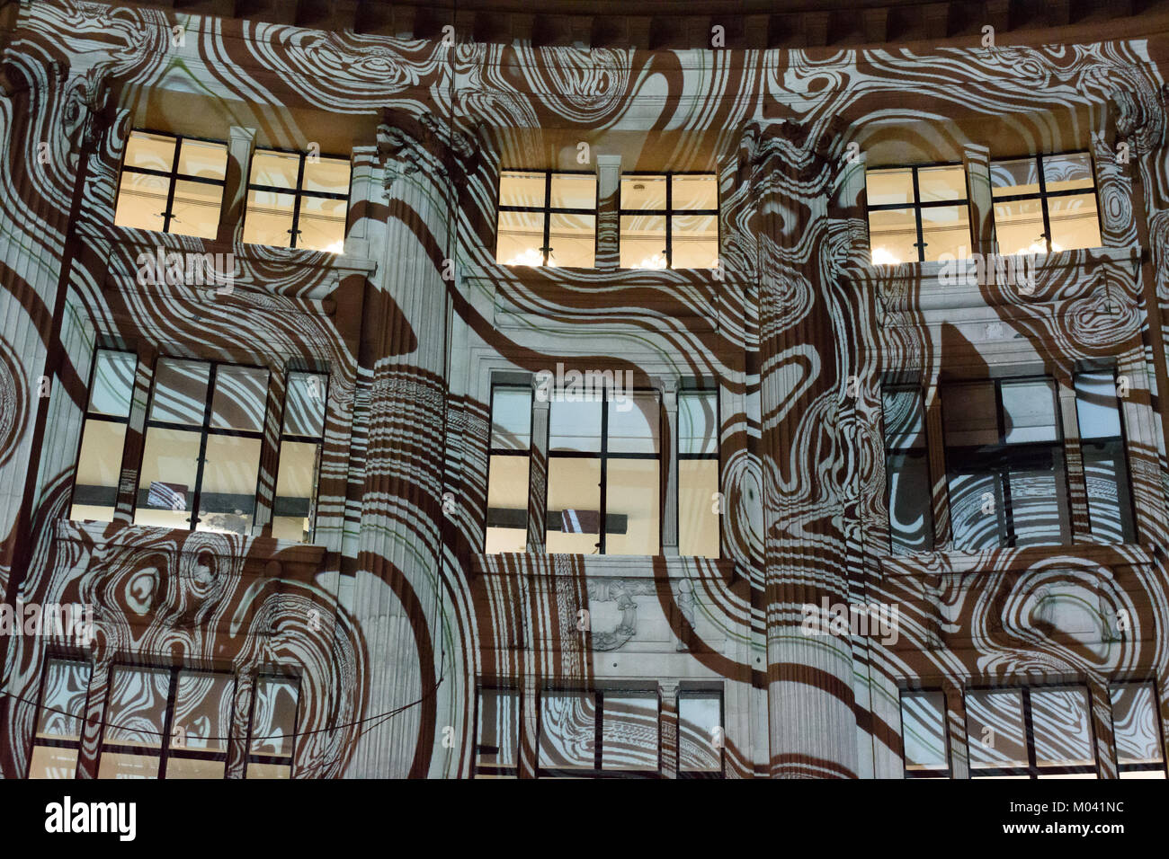 Londres, Royaume-Uni. 18 janvier, 2018. Un bâtiment à Oxford Circus est éclairé dans le cadre de l'événement London Lumiere, qui se déroule du 18 au 21 janvier. L'installation fait partie du plus grand festival de lumière, impliquant 16 artistes britanniques et internationaux avec des affichages sur l'extrémité ouest qui devraient attirer des millions de visiteurs. Crédit : Neil Doyle/Alamy Live News Banque D'Images