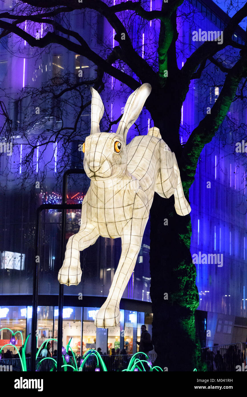 Lumière Londres, Centre de Londres, au Royaume-Uni. 18 Jan, 2018. Un lièvre géant est parmi les œuvres remplissant Leicester Square Gardens dans le cadre de l'événement London Lumiere, qui se déroule du 18 au 21 janvier. C'est le plus grand festival de lumière, impliquant 16 artistes britanniques et internationaux à l'affiche au lieu de l'ensemble de l'Ouest fin qui devraient attirer des millions de visiteurs. Crédit : Neil Doyle/Alamy Live News Banque D'Images