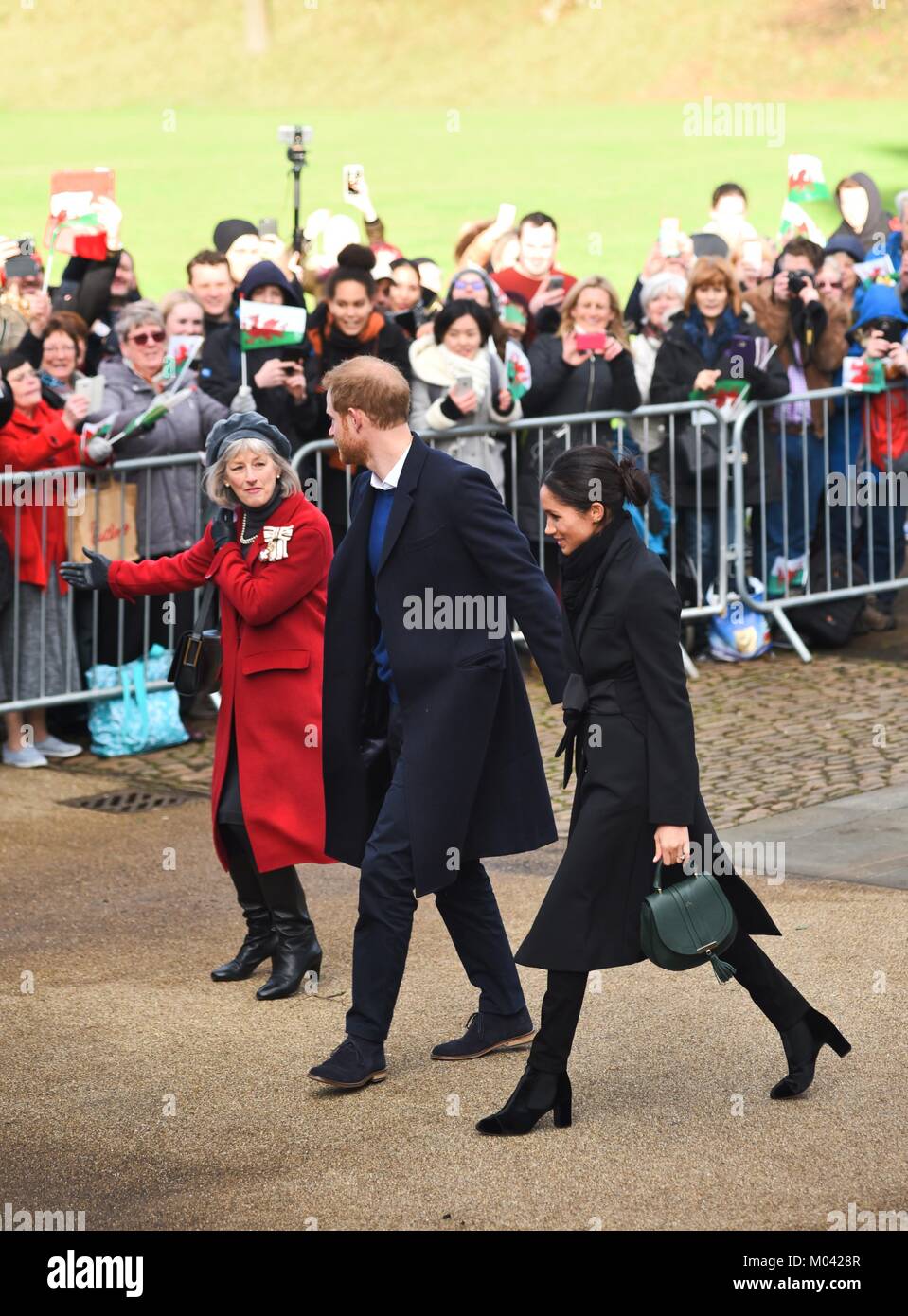 Cardiff, Wales, UK. 18 janvier 2018. De cette façon, veuillez -Lord-Lieutenant de South Glamorgan Mme Morfudd Meredith dirige Harry et Meghan qui est portant un long manteau noir par Stella McCartney, jean noir par marque Denim Hiut gallois, Tabitha Simmons Black Velvet kiki boots et un sac vert DeMellier London.Photo credit : IAN HOMER/ Alamy Live News Banque D'Images