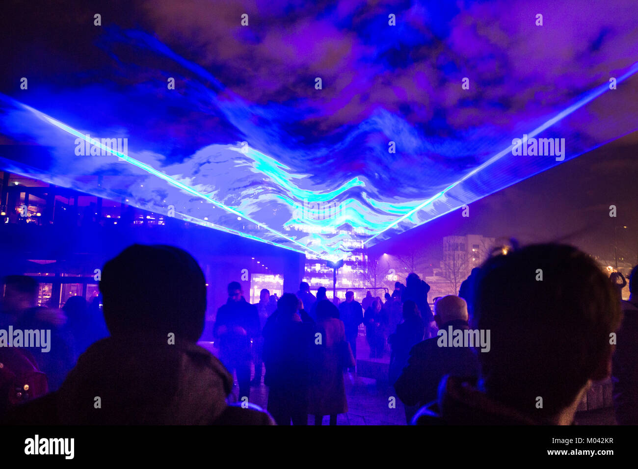 Londres, Royaume-Uni. 18 janvier, 2018. Les membres du public néerlandais Daan Roosegaarde profitez d'artiste 'Waterlicht' installation d'affichage d'onde du laser à King's Cross dans le cadre de Lumière de Londres. Crédit : Guy Josse/Alamy Live News Banque D'Images