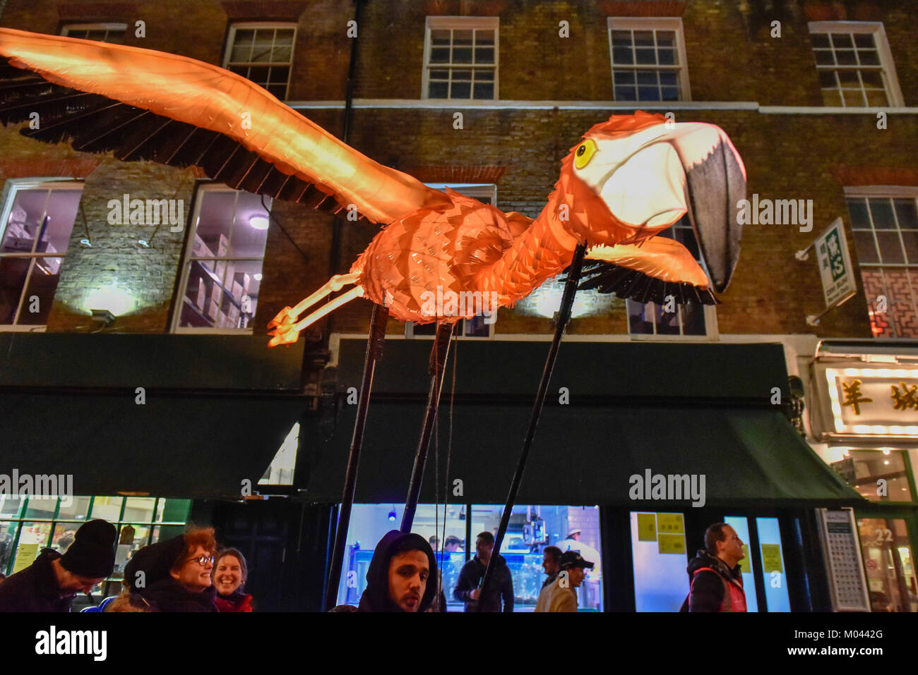 Londres, Royaume-Uni. 18 janvier, 2018. 'Flamingo' par la voie de la société lanterne avec Jo Pocock a lieu dans le quartier chinois. Soirée d'ouverture de Lumière Londres, la capitale le plus grand festival des arts a commandé par le maire de Londres et produit par l'artichaut. Des installations lumineuses par des artistes ont été mis en place, au nord et au sud de la rivière pour le public de voir du 18 au 21 janvier. Crédit : Stephen Chung/Alamy Live News Banque D'Images