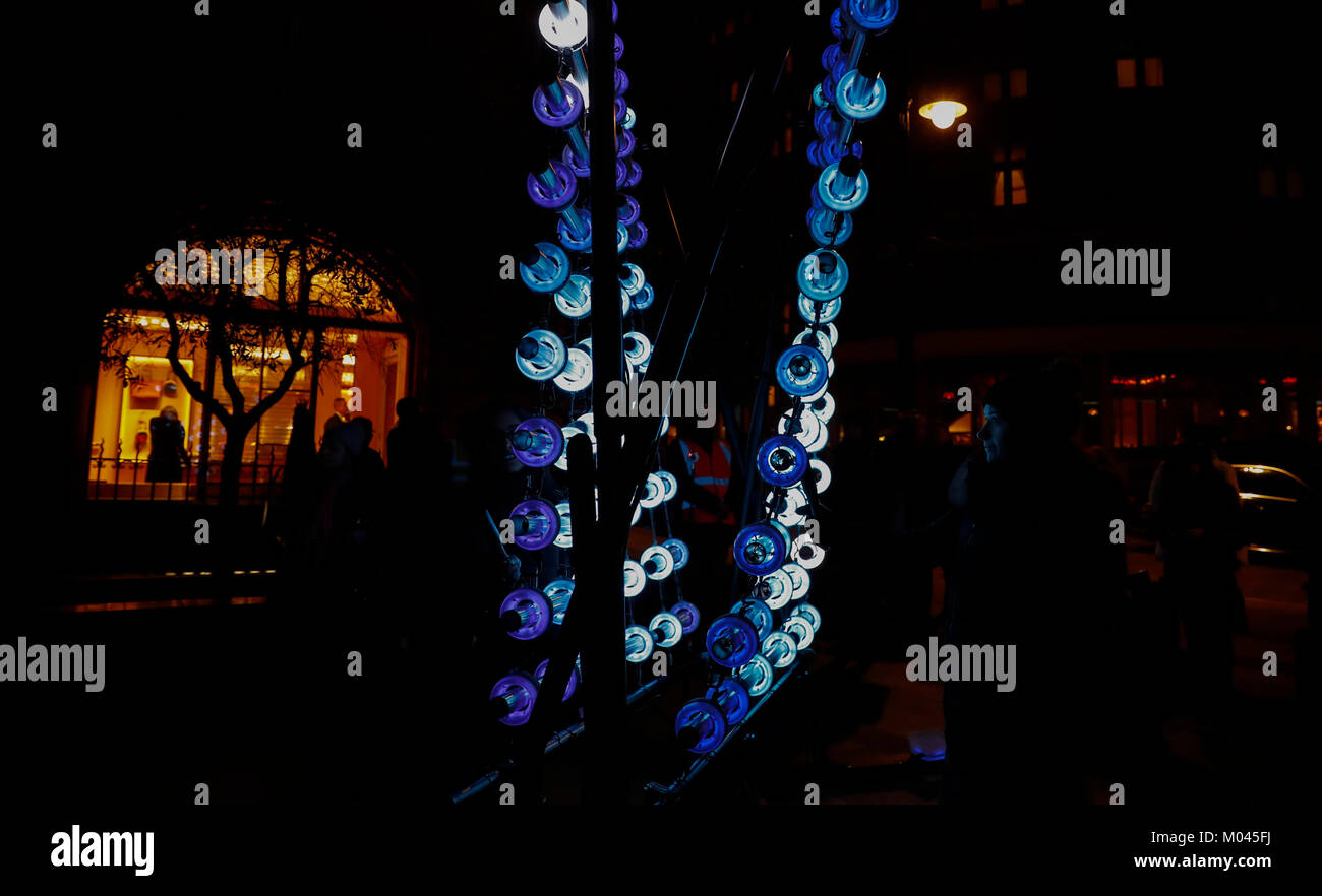 Londres, Grande-Bretagne. 18 janvier, 2018. Illumaphonium par Michael Davis est vu sur afficher dans le cadre de la lumière Lumiere festival à Londres, Grande-Bretagne, le 18 janvier 2018. Le premier festival lumière lumière Londres ouvre jeudi soir, avec plus de 50 œuvres de lumières par les artistes britanniques et internationaux l'affichage sur certains des bâtiments les plus emblématiques de la capitale. Credit : Han Yan/Xinhua/Alamy Live News Banque D'Images