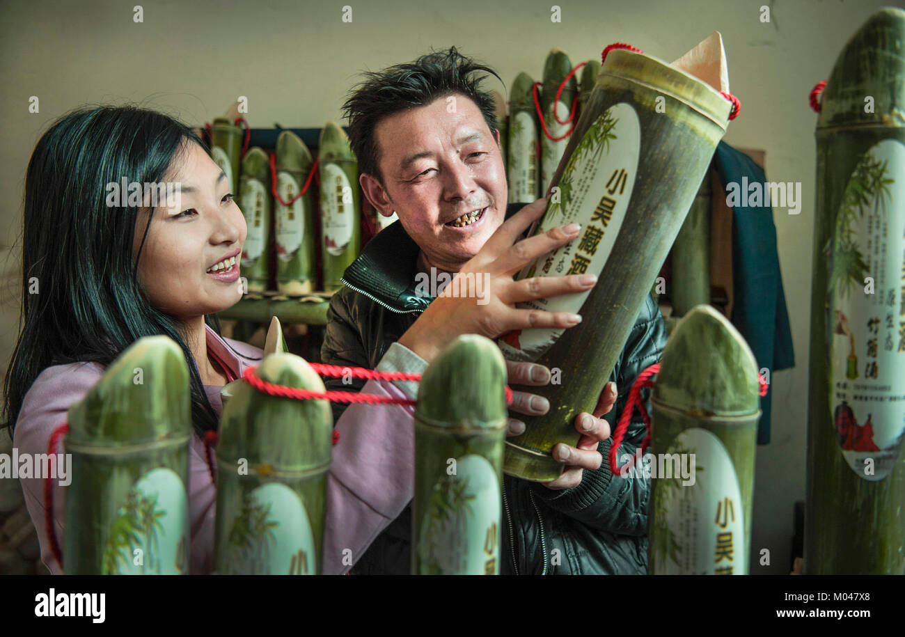 (180119) --'Ankang, 19 janvier 2018 (Xinhua) -- Liu Qingqing (L) traite de la production de vin avec Wu villageois dans Dongshanzhai Xiaobing Village de Pingli dans le comté de Yichang, dans la province de Shaanxi en Chine, 16 janvier 2018. Le 29-year-old farmer Liu est devenu un enfant abandonné à l'âge de cinq ans et a grandi avec l'appui des villageois locaux. En 2013, elle souffrait d'une maladie grave et j'ai obtenu dans la dette en raison des frais médicaux. En 2016, l'allégement de la pauvreté locale a avisé son personnel de l'exécution d'une boutique e-commerce et l'a aidée à faire la décoration. Elle concentre son attention sur l'entreprise de fabrication et ainsi Banque D'Images