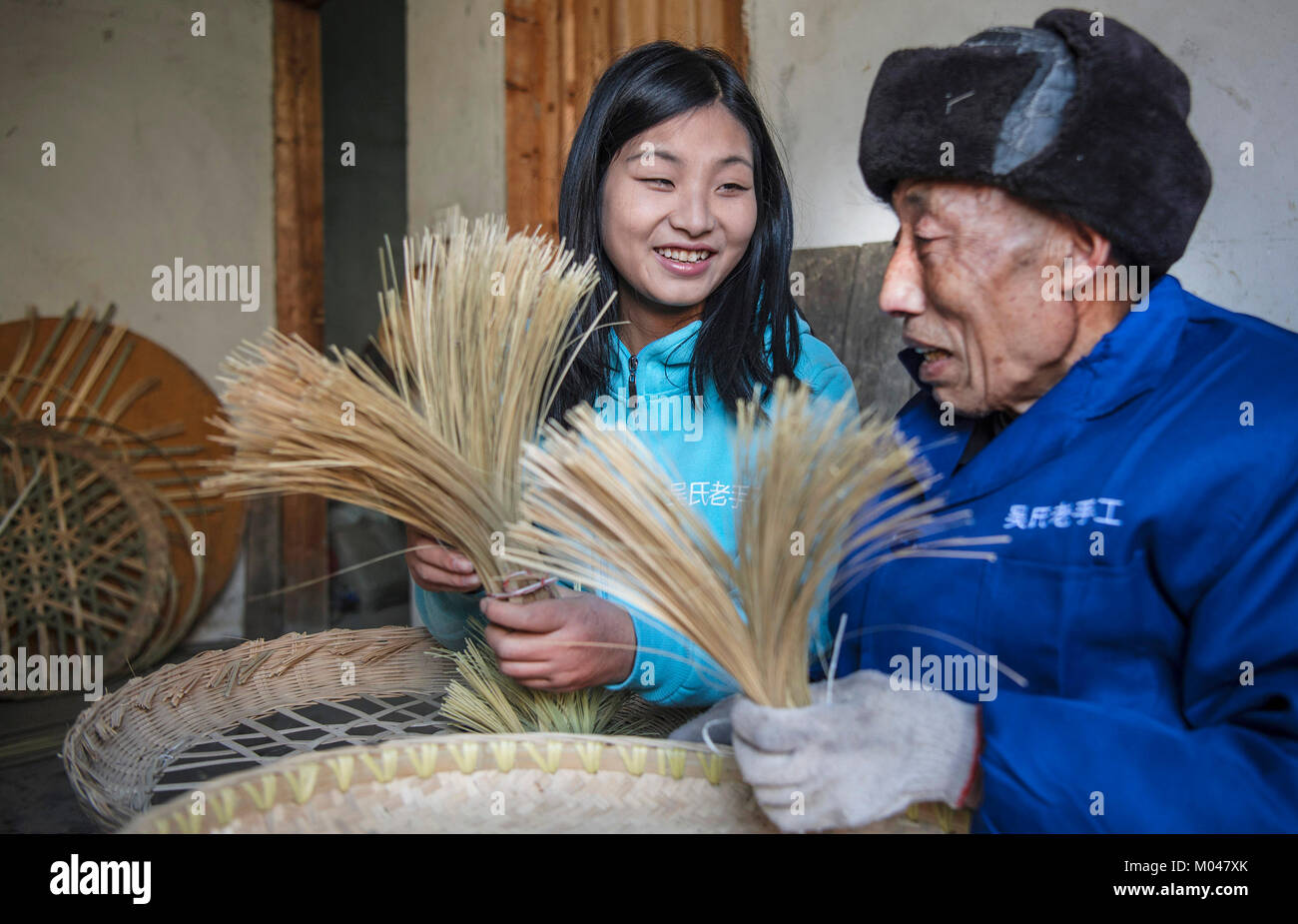 (180119) --'Ankang, 19 janvier 2018 (Xinhua) -- Liu Qingqing (L) indique à villager Yang Qigui de faire en bambou produits en Dongshanzhai Village de Pingli dans le comté de Yichang, dans la province de Shaanxi en Chine, 16 janvier 2018. Le 29-year-old farmer Liu est devenu un enfant abandonné à l'âge de cinq ans et a grandi avec l'aide des villageois locaux. En 2013, elle souffrait d'une maladie grave et j'ai obtenu dans la dette en raison des frais médicaux. En 2016, l'allégement de la pauvreté locale a avisé son personnel de l'exécution d'une boutique e-commerce et l'a aidée à faire la décoration. Elle concentre son attention sur l'entreprise de fabrication et ainsi Banque D'Images