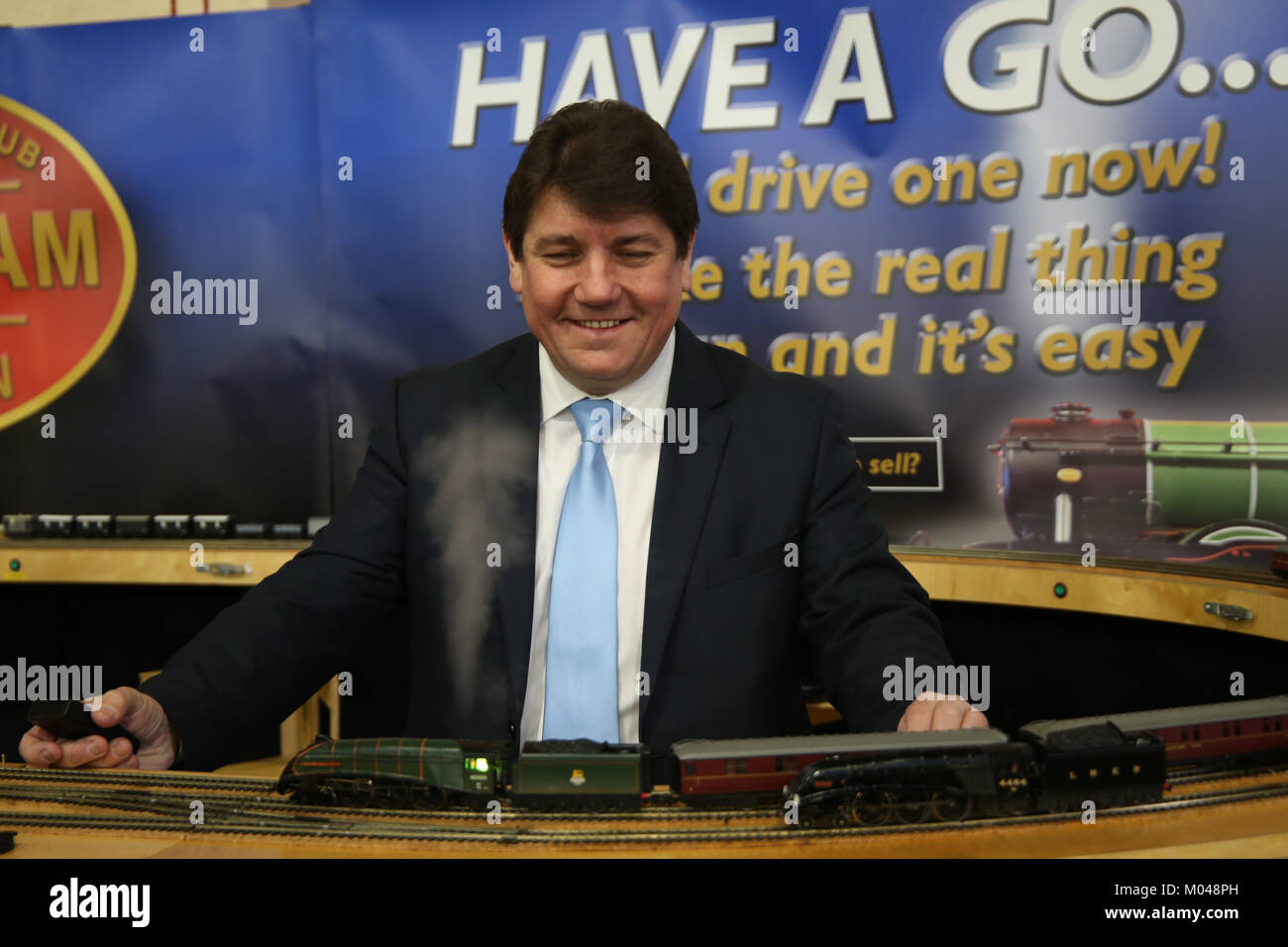 Londres, Royaume-Uni. 19 Jan, 2018. Stephen Metcalfe MP pour l'Orient et de Basildon et Thurrock nommé récemment envoyé du gouvernement pour l'année de l'ingénierie, la visite de l'exposition de Londres l'ingénierie des modèles à Alexandra Palace .Le campagnes visent, avec l'aide de l'industrie, est d'offrir aux jeunes une expérience directe dans le domaine de l'ingénierie. Crédit : Paul/Quezada-Neiman Alamy Live News Banque D'Images