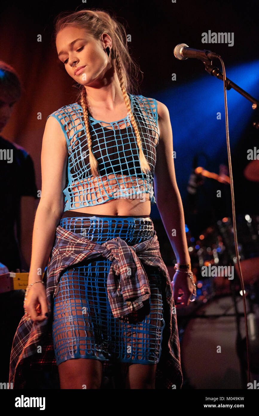 La chanteuse norvégienne basée à Londres, auteur-compositeur et musicien Sigrid Zeiner effectue un concert live au festival de musique norvégienne Øyafestivalen 2015. Le concert était un concert de nuit dans le cadre de "Øyanat » au Parkteatret à Oslo. La Norvège, 13/08 2015. Banque D'Images