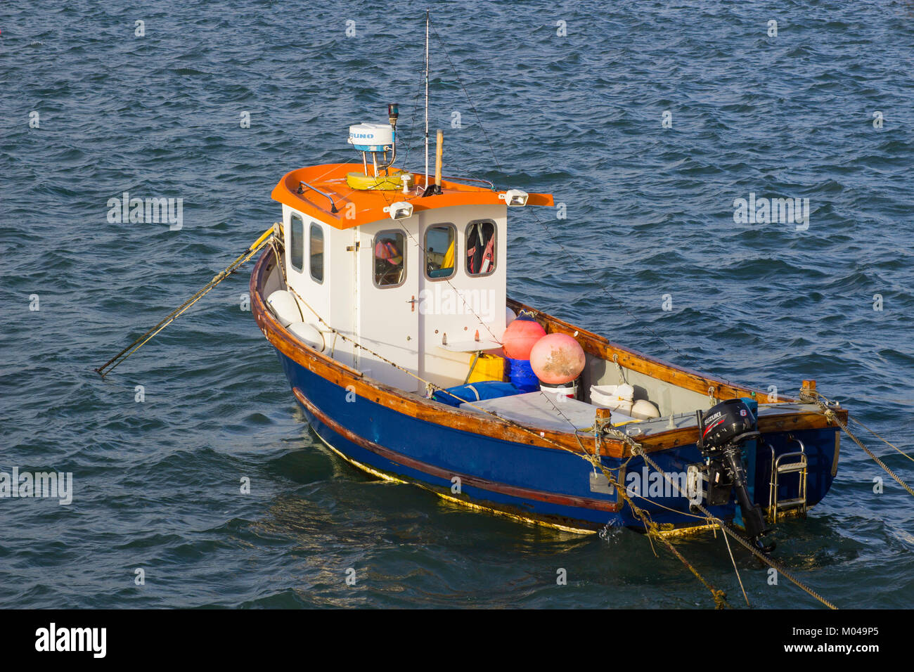 17 Janvier 2018 Un petit langoustier ponté avec une timonerie blanc amarré dans le port de Donaghadee dans le comté de Down en Irlande du Nord Banque D'Images