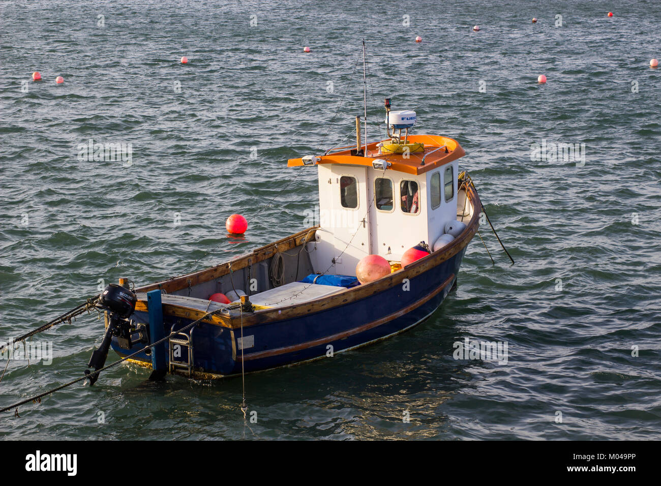 17 Janvier 2018 Un petit langoustier ponté avec une timonerie blanc amarré dans le port de Donaghadee dans le comté de Down en Irlande du Nord Banque D'Images