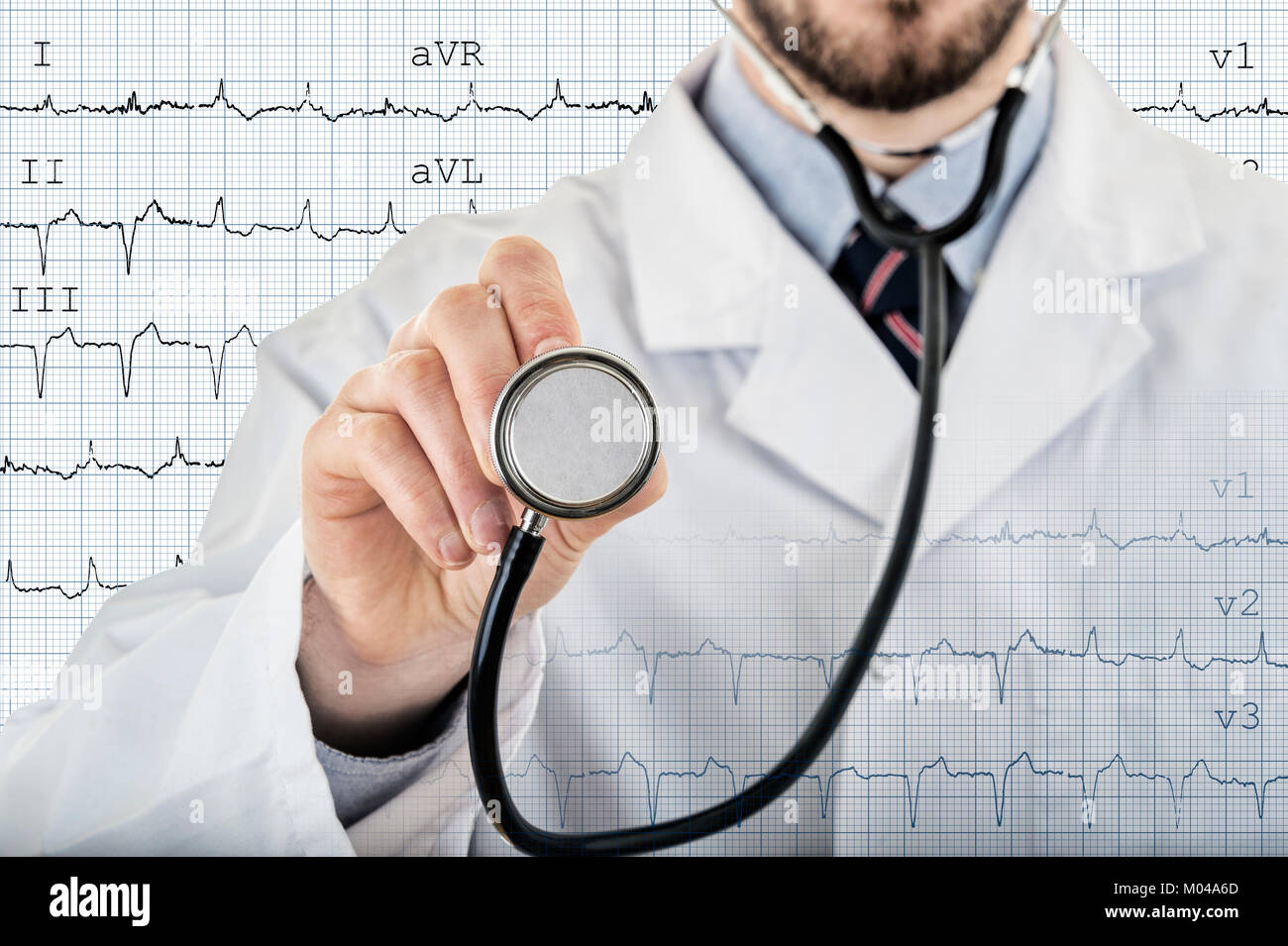 Médecin cardiologue mâle montrant stéthoscope checkup avec électrocardiogramme en arrière-plan Banque D'Images