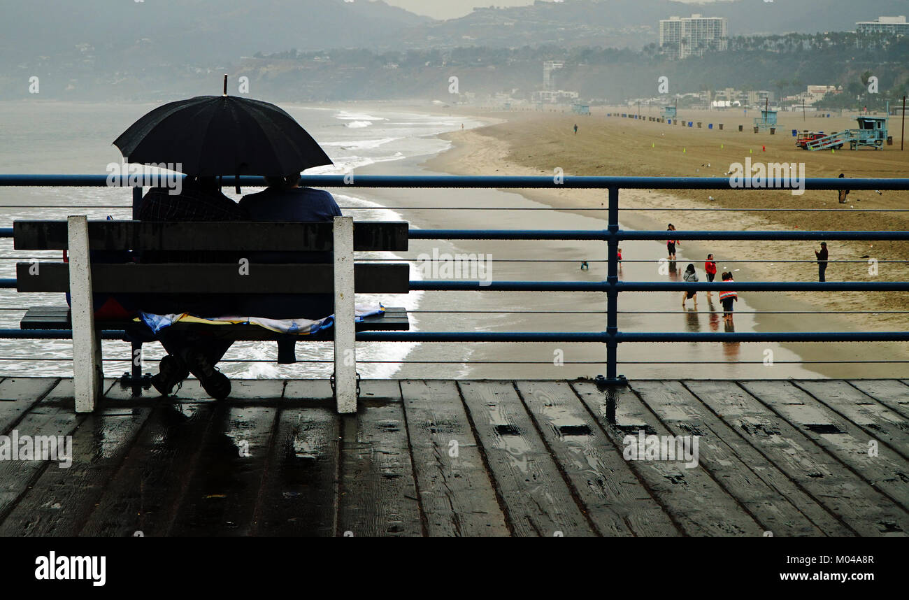 17 janvier 2018 Santa Monica, Californie, Santa Monica, Californie, un jour de pluie à Santa Monica Pier, des parapluies parsèment la scène. Banque D'Images