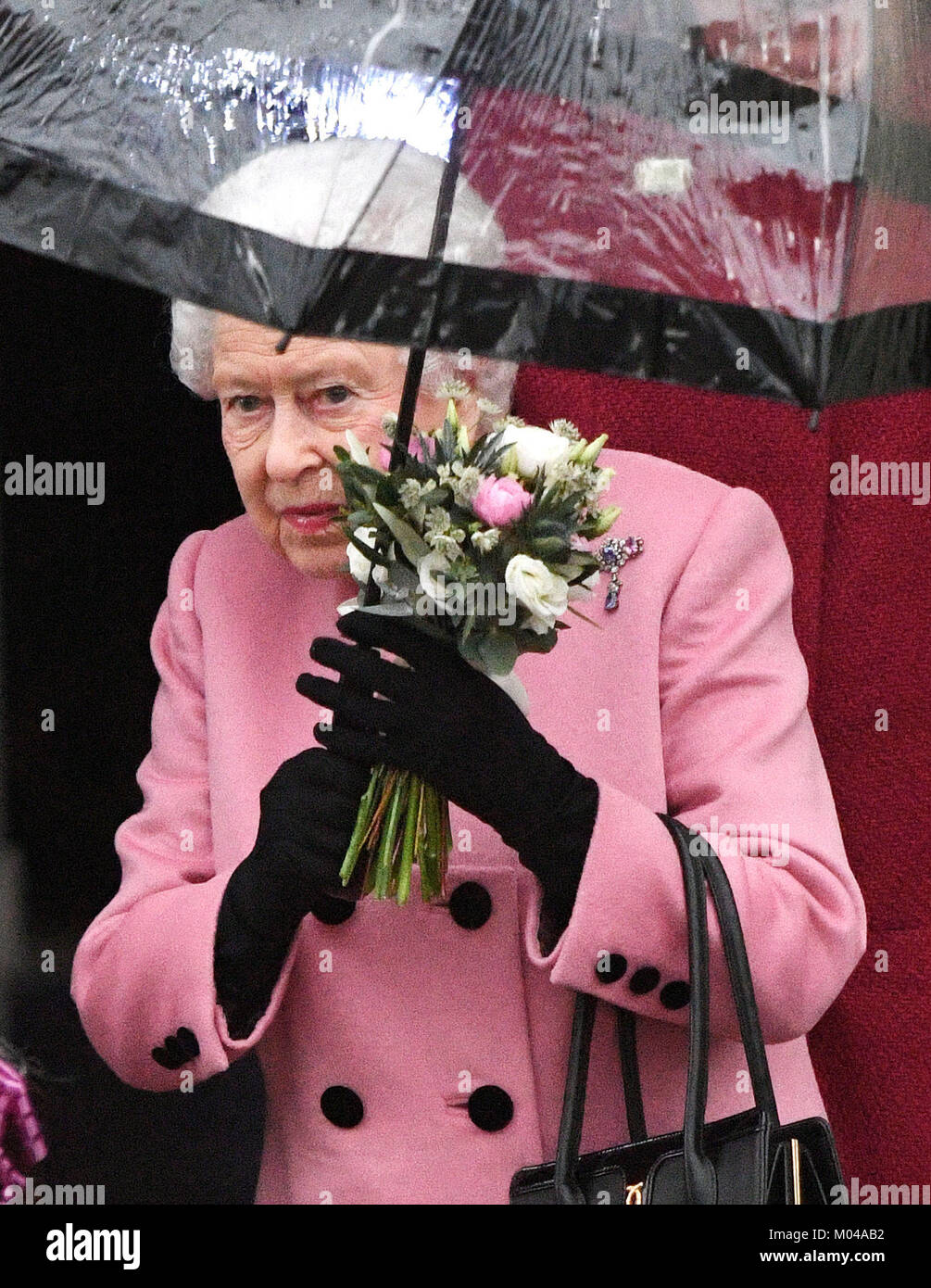 La reine Elizabeth II quitte West Newton village hall dans le Norfolk après avoir assisté à une réunion de l'Asse l'Institut des femmes dont elle est la présidente. Banque D'Images