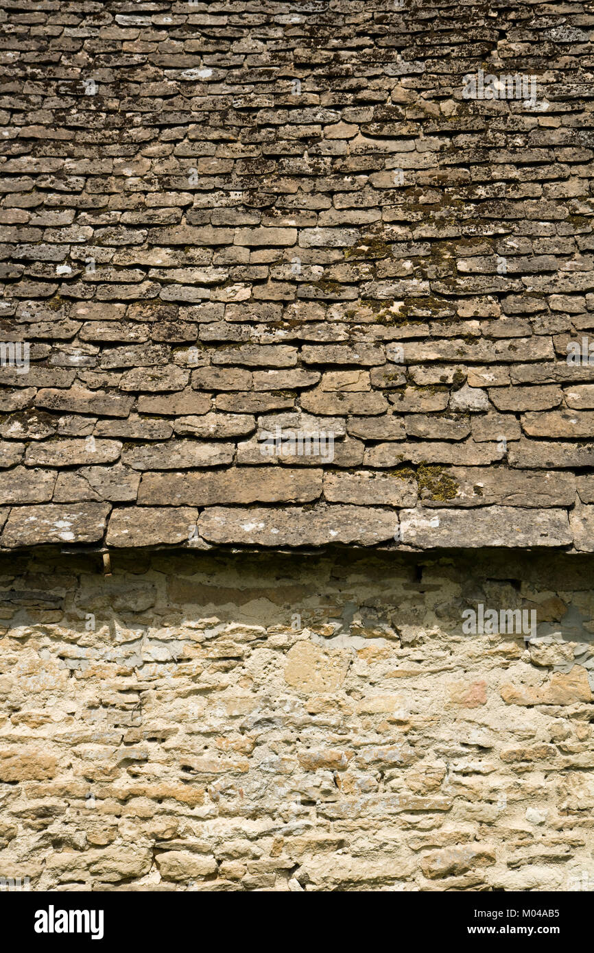 Calcaire ancien toit de tuiles sur fond de murs en pierre Banque D'Images