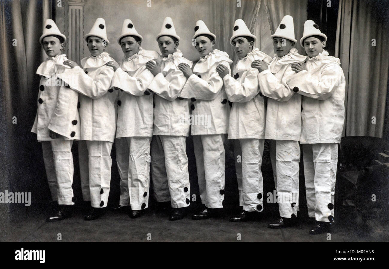 8 clowns circa 1910 alignés sur scène, vintage photo. Banque D'Images