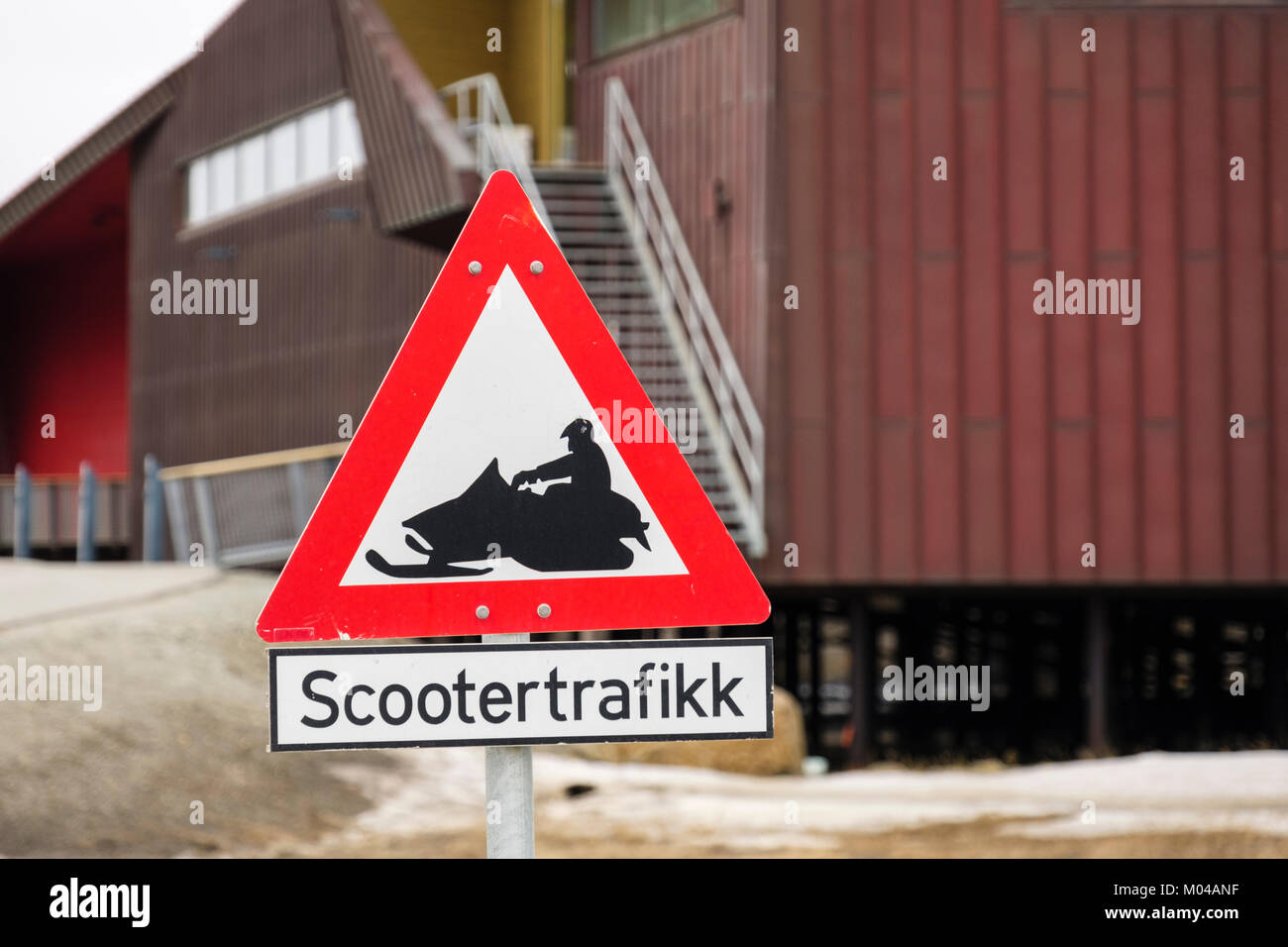 Scootertrafikk triangle rouge signe de route de motoneige d'avertissement des scooters. Longyearbyen, Spitzberg, l'île de Svalbard, Norvège, Scandinavie Banque D'Images