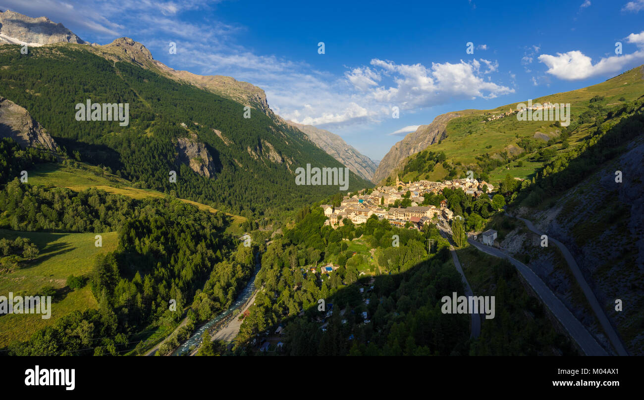 Le village de La Grave dans la vallée de la Romanche en été. Hautes-Alpes, Parc National des Ecrins, Alpes, France Banque D'Images