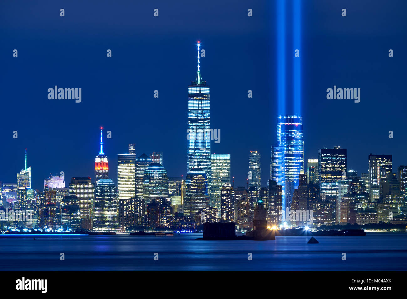 Les deux rayons de l'hommage rendu à la lumière avec des gratte-ciels du quartier financier de nuit. Lower Manhattan, New York City Banque D'Images