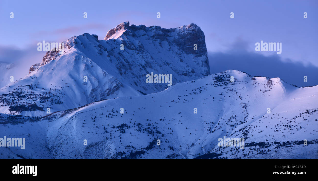 Pic de Bure (Pic de Bure) dans la gamme de montagne Dévoluy au crépuscule en hiver. Hautes-Alpes, Alpes, France Banque D'Images