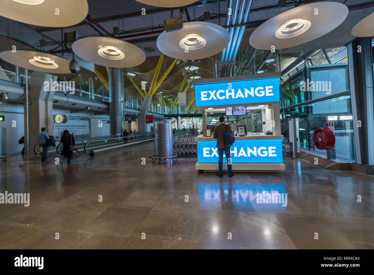 L'évolution des passagers de l'argent en échange d'Adolfo Suárez-Madrid Barajas aéroport les terminaux T4, conçu par les architectes Antonio Lamela et Richard Rogers Banque D'Images