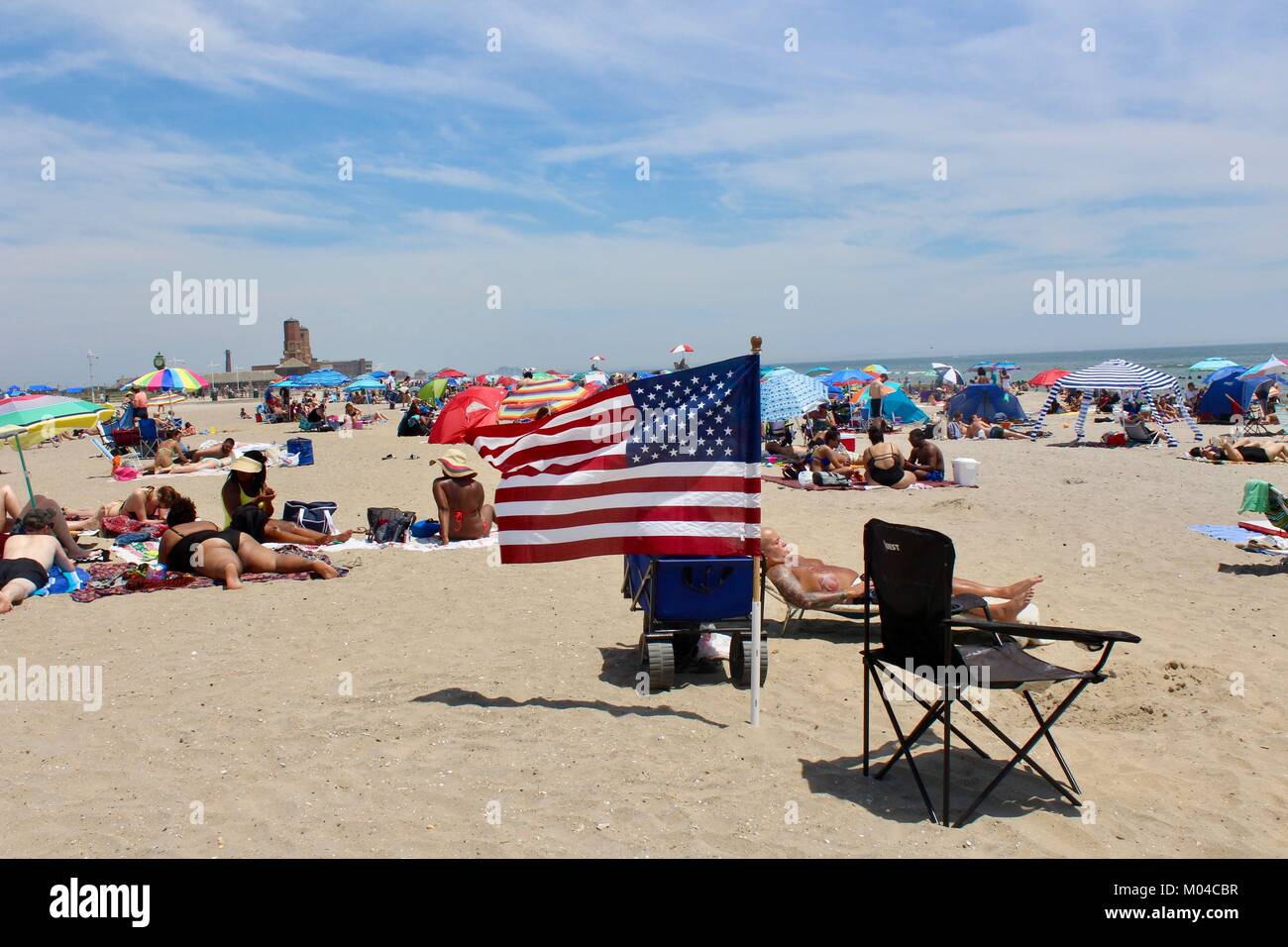 Stars and Stripes drapeau planté sur jakob riis beach queens new york pour présidents jour férié Banque D'Images