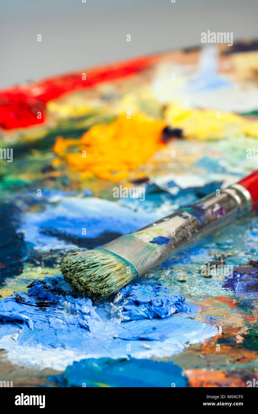 L'accent peu profondes close-up d'un pinceau et de peinture les artistes Banque D'Images