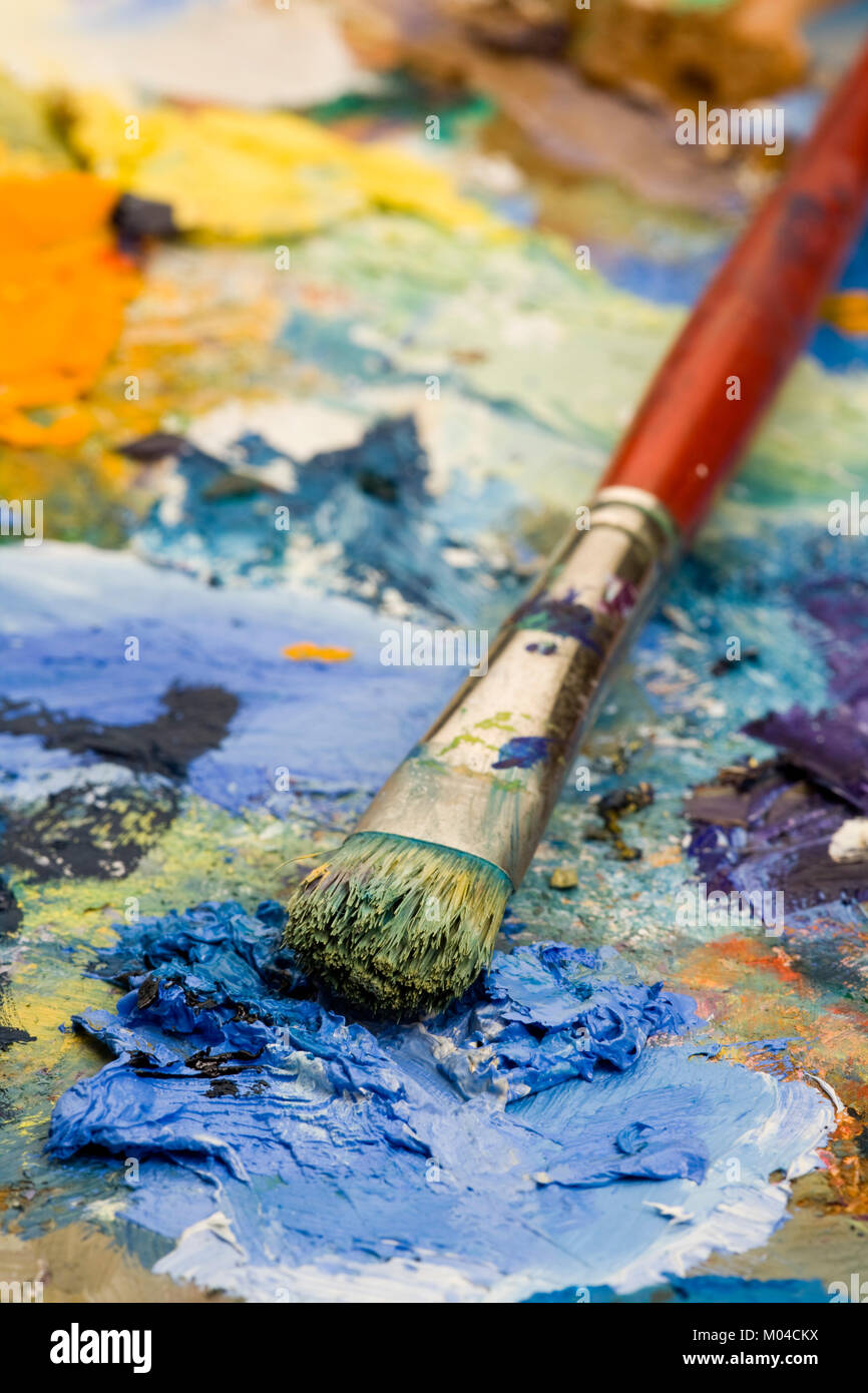 L'accent peu profondes close-up d'un pinceau et de peinture les artistes Banque D'Images