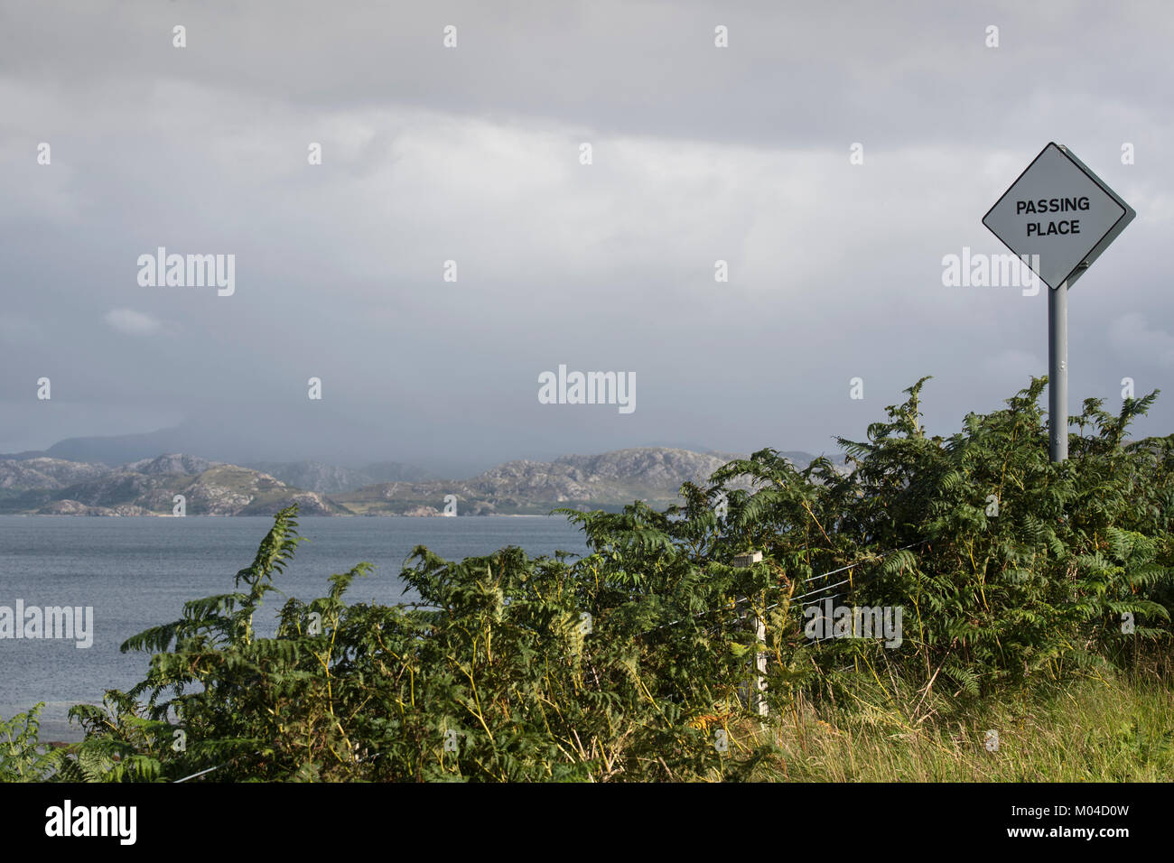 En passant place signe de route sur une seule piste route près de laide à Wester Ross, Ecosse Banque D'Images