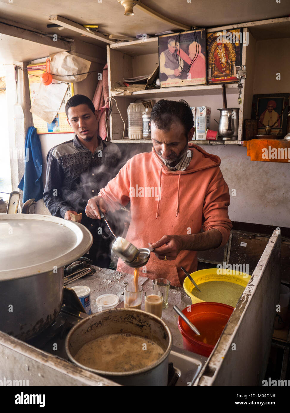 Une photo de deux hommes en train de préparer un thé traditionnel indien chia au niveau local dahba Banque D'Images