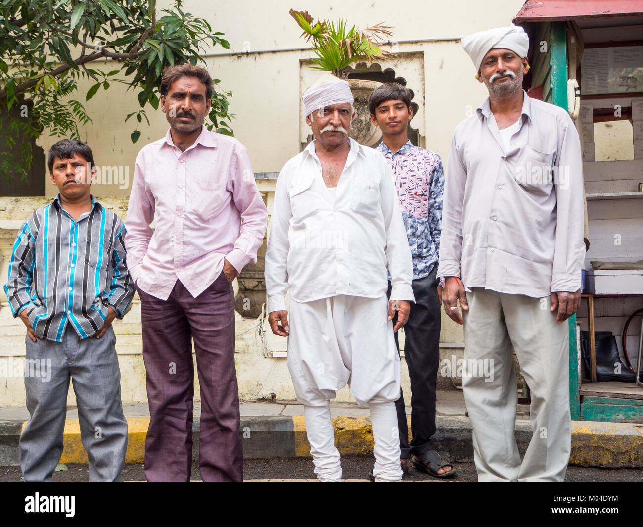 Une photo d'une famille d'hommes Indiens nice en vacances au Rajasthan Inde Banque D'Images