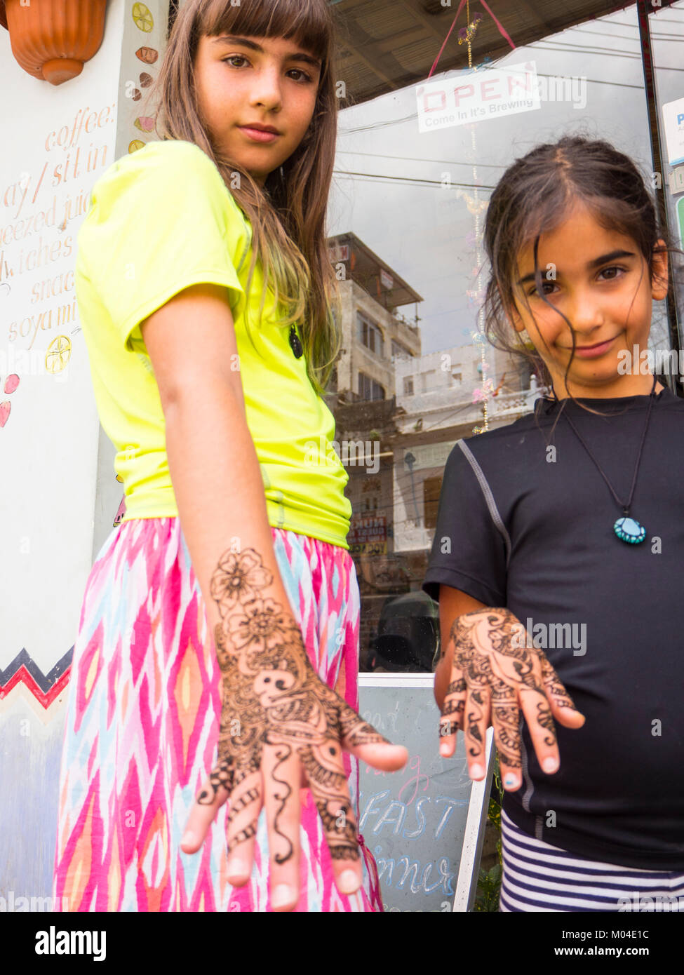 Photographie d'une belle sœur touristique indien filles avec des peintures au henné sur leurs mains Banque D'Images