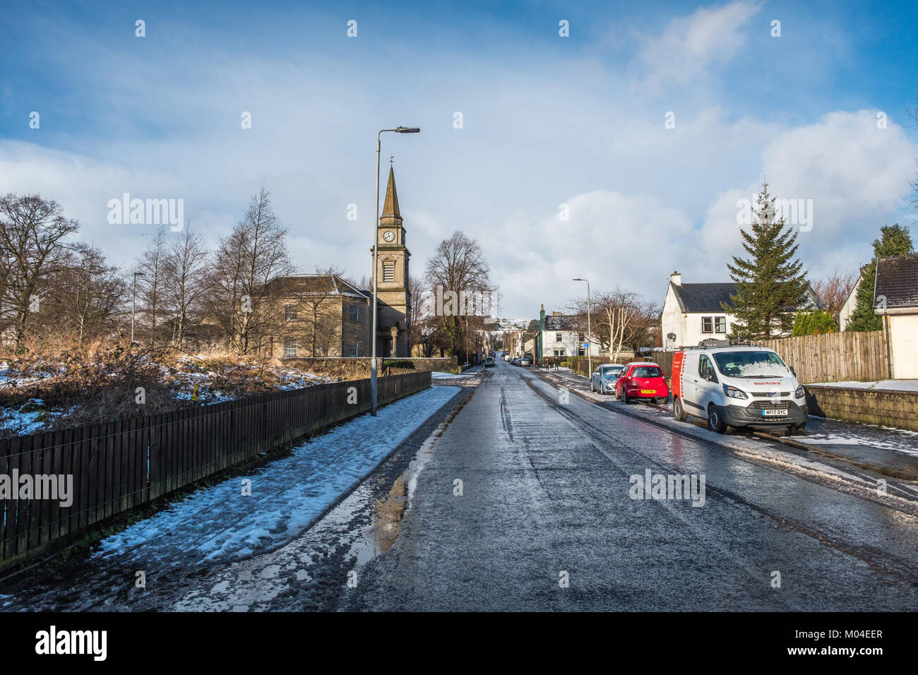 Lochwinnoch, Scotland, UK - 17 janvier 2018 : La rue de l'Église Lochwinnoch gelées et quasi déserte à la mi-journée en hiver. Banque D'Images