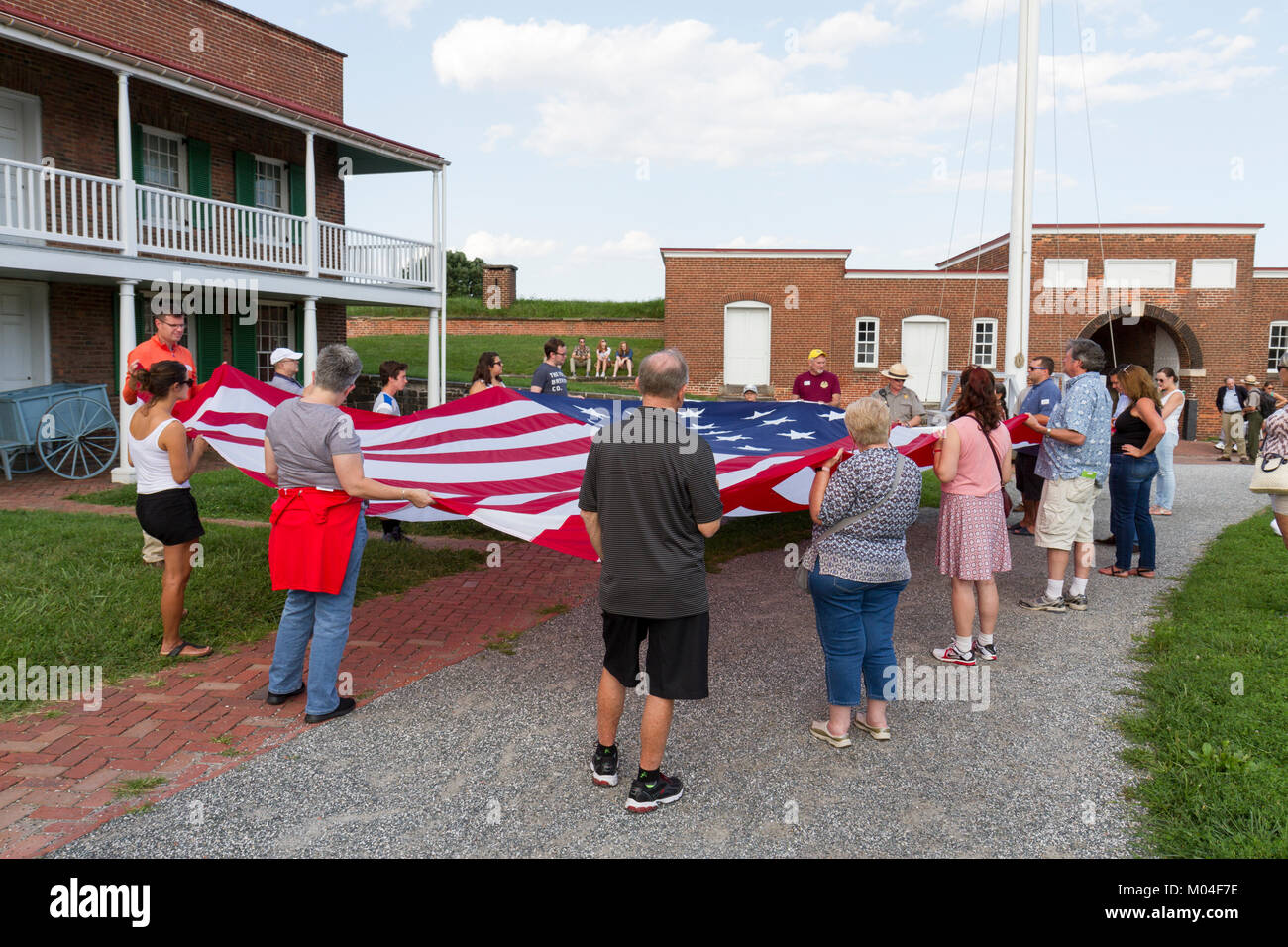 Les 15 étoiles, 15-stripe de "star-Spangled Banner' être pliée par les visiteurs à Fort McHenry, Baltimore, Maryland, United States. Banque D'Images