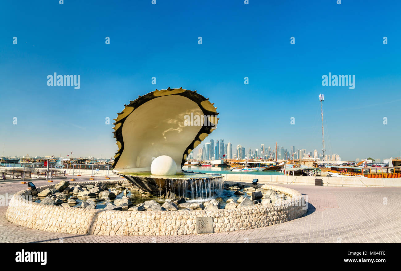 L'huître perlière et fontaine sur la Promenade de la Corniche de Doha, au Qatar. Le Moyen-Orient Banque D'Images