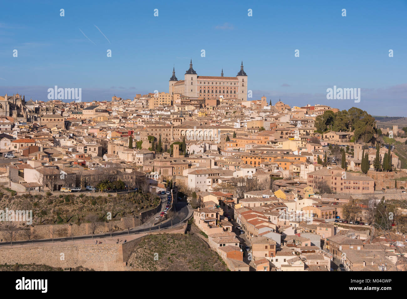 Ville de Tolède L'une des routes d'accès et le centre historique avec l'Alcazar construit dans la partie la plus haute de la ville. L'Espagne. Banque D'Images