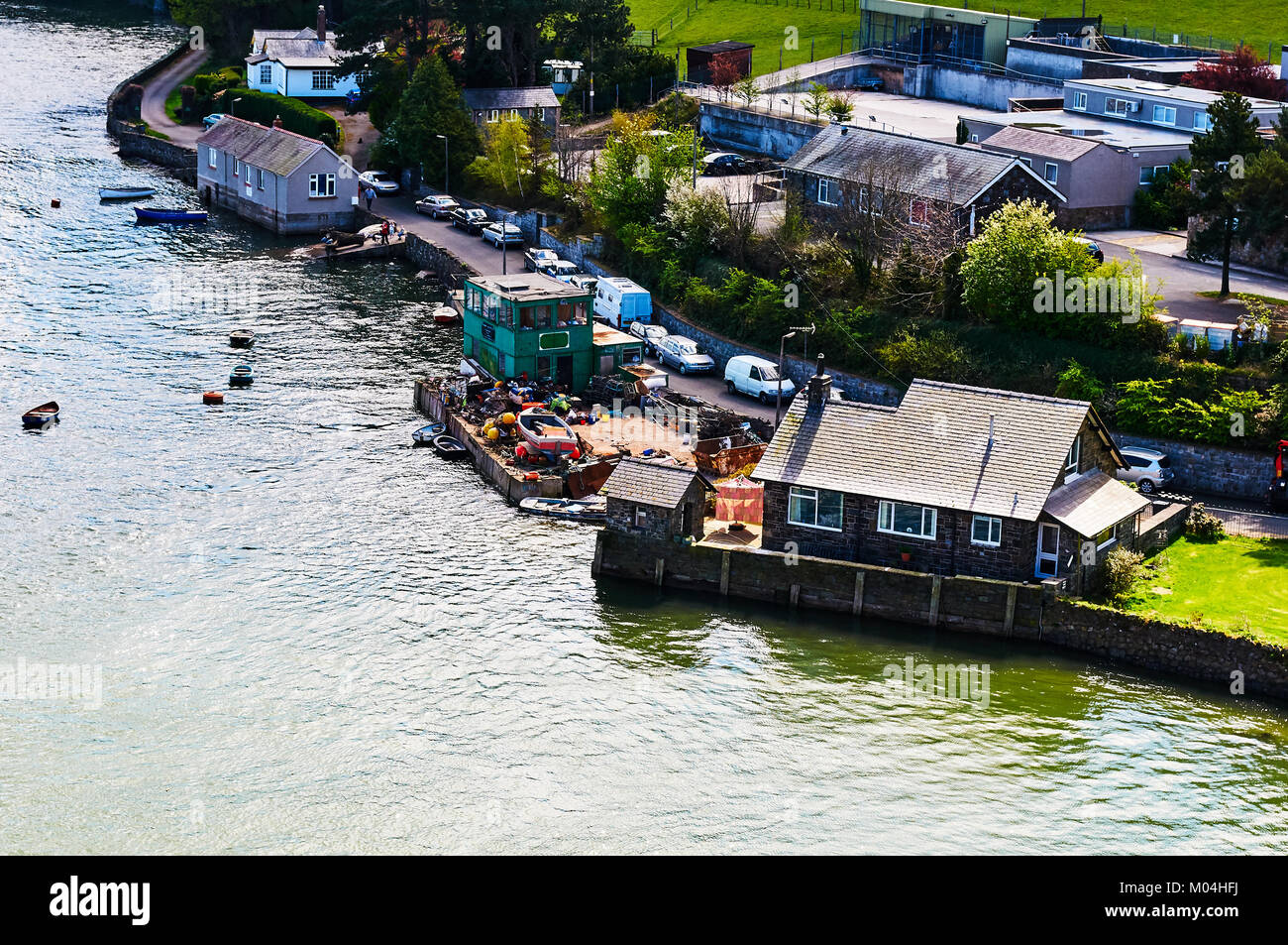 Bateau de pêcheur harbour village au Pays de Galles, Royaume-Uni, Angleterre ciel nuageux et Green Hills Banque D'Images
