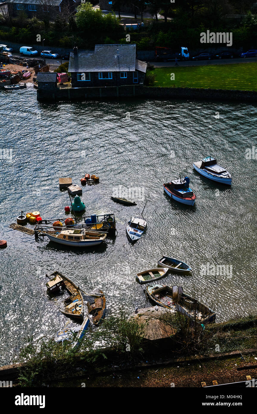 Bateau de pêcheur harbour village au Pays de Galles, Royaume-Uni, Angleterre ciel nuageux et Green Hills Banque D'Images