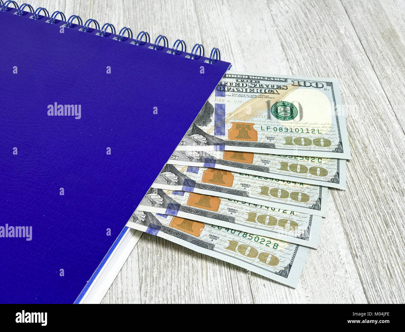 Bloc-notes avec 100 dollars. Photo Image Banque D'Images
