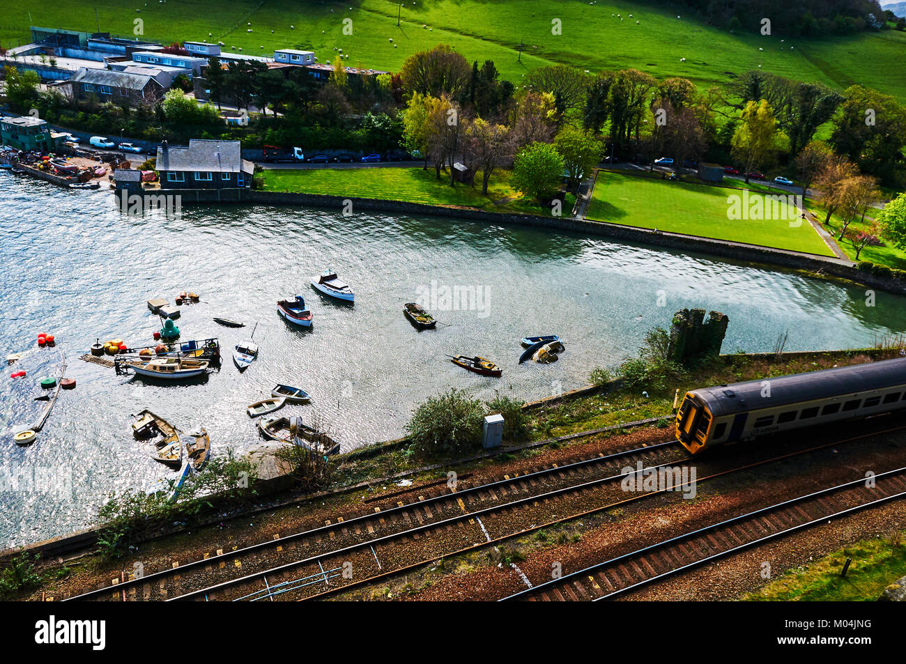 Bateau de pêcheur harbour village au Pays de Galles, Royaume-Uni, Angleterre ciel nuageux et Green Hills Banque D'Images